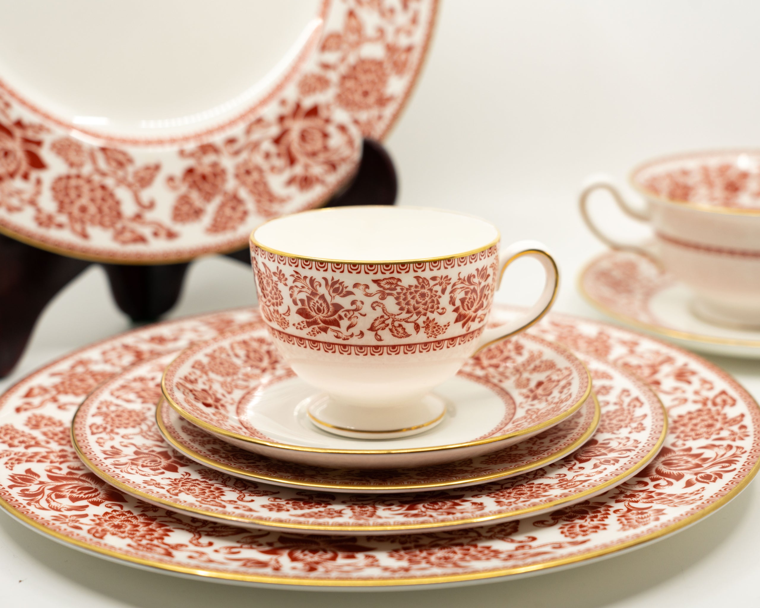 Wedgwood Red Damask Dinnerware Set for 6 – Les Antiquités Bolduc