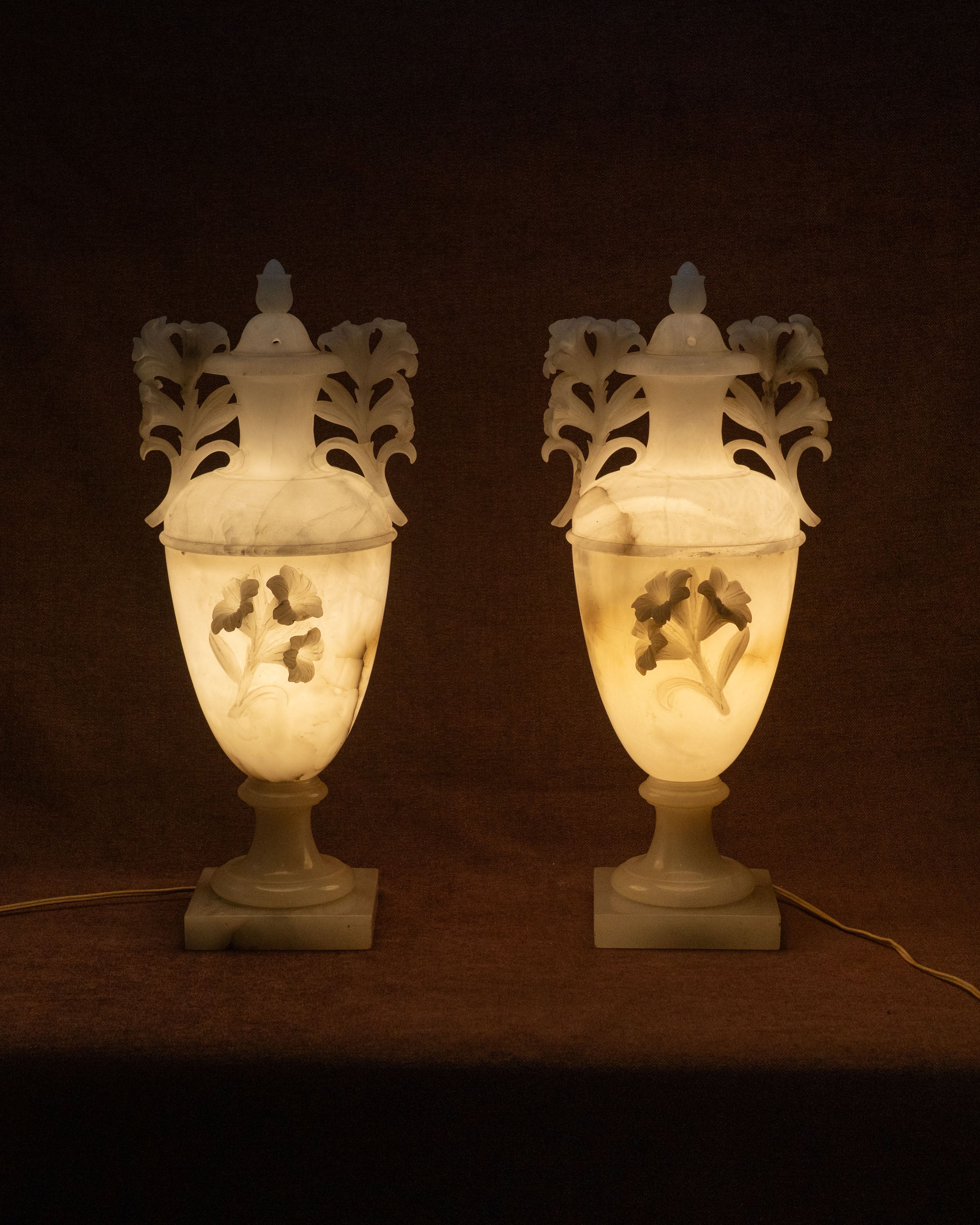 Paire de lampes liturgiques florales en albâtre | Art religieux italien