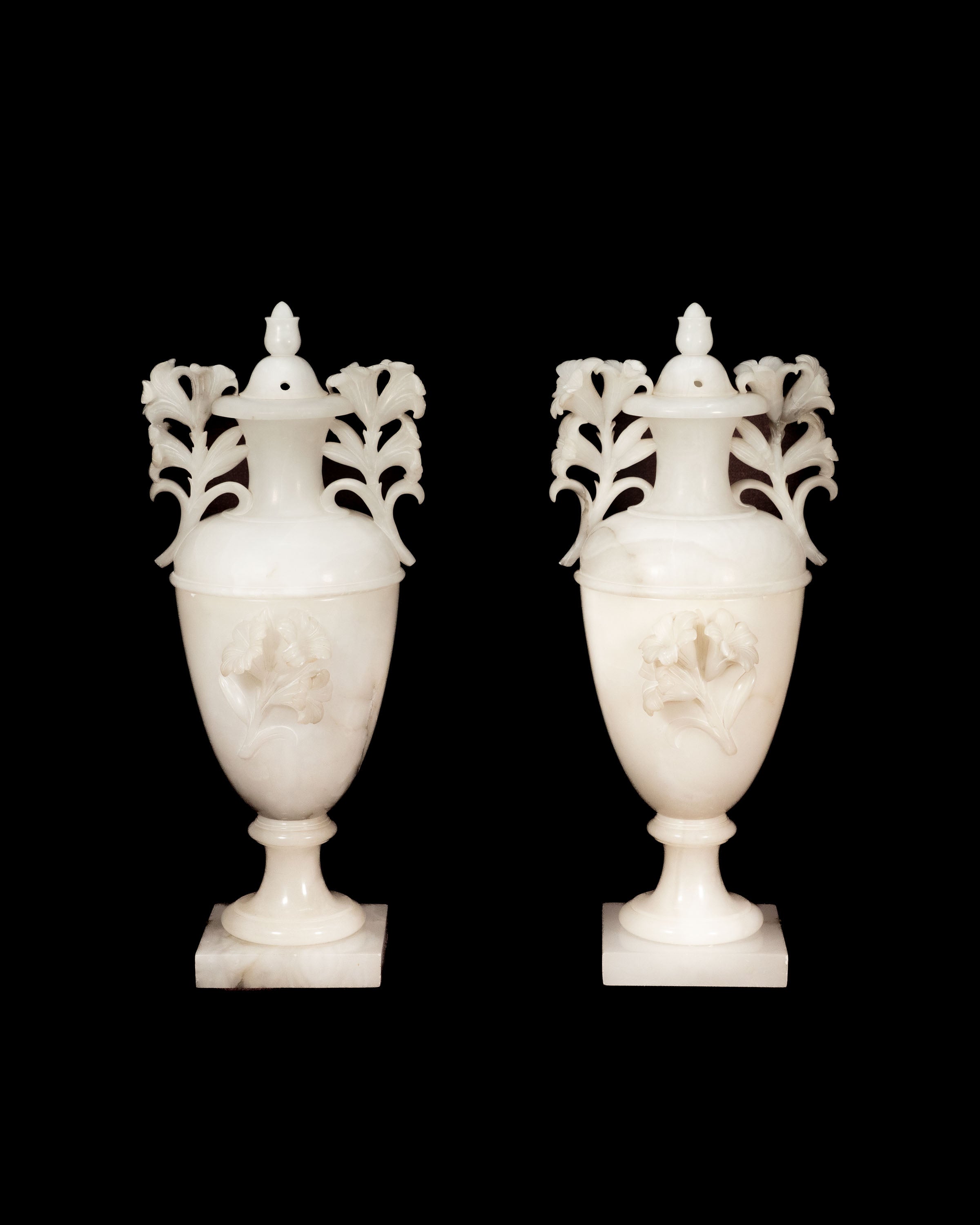Paire de lampes liturgiques florales en albâtre | Art religieux italien