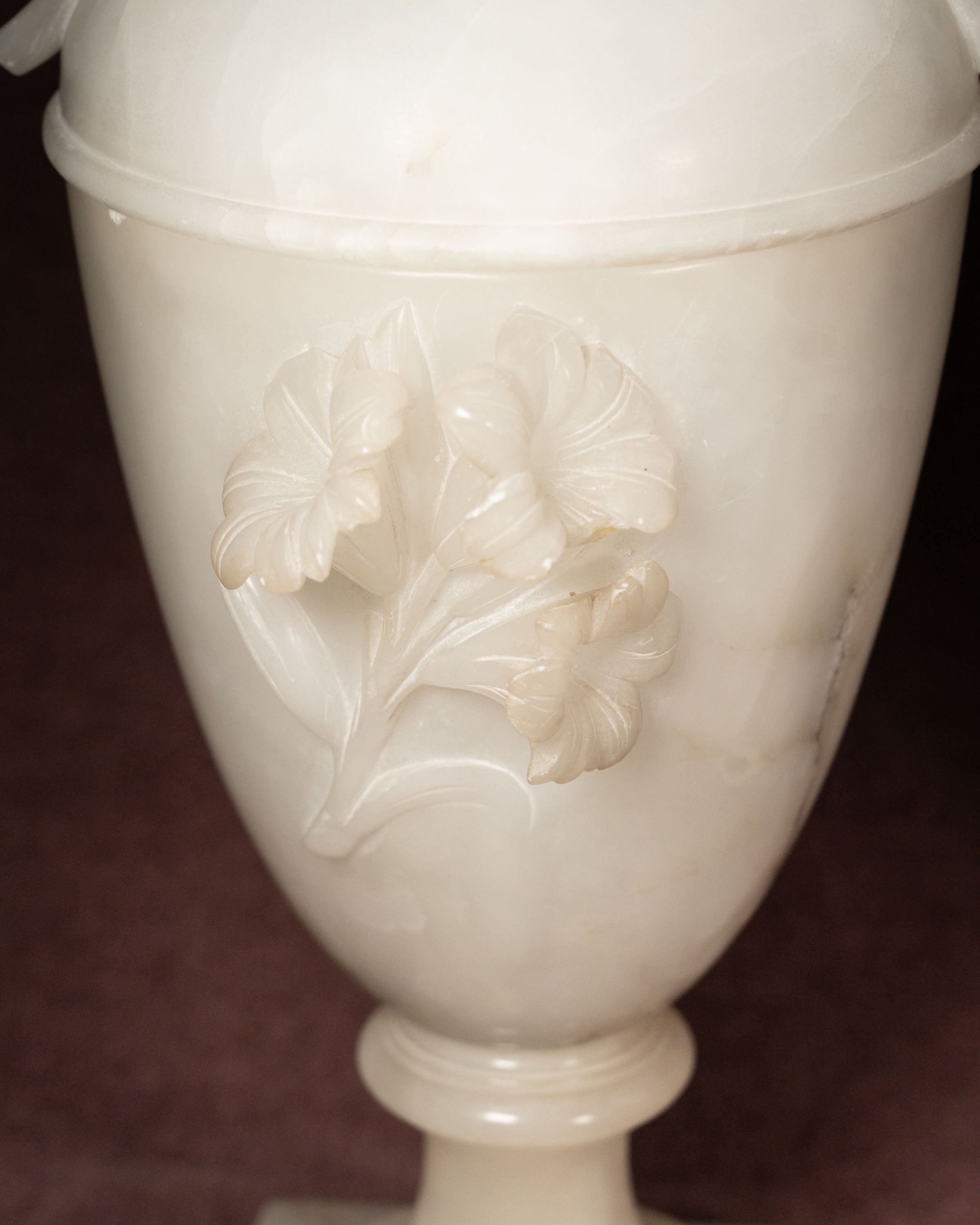 Paire de lampes liturgiques florales en albâtre | Art religieux italien