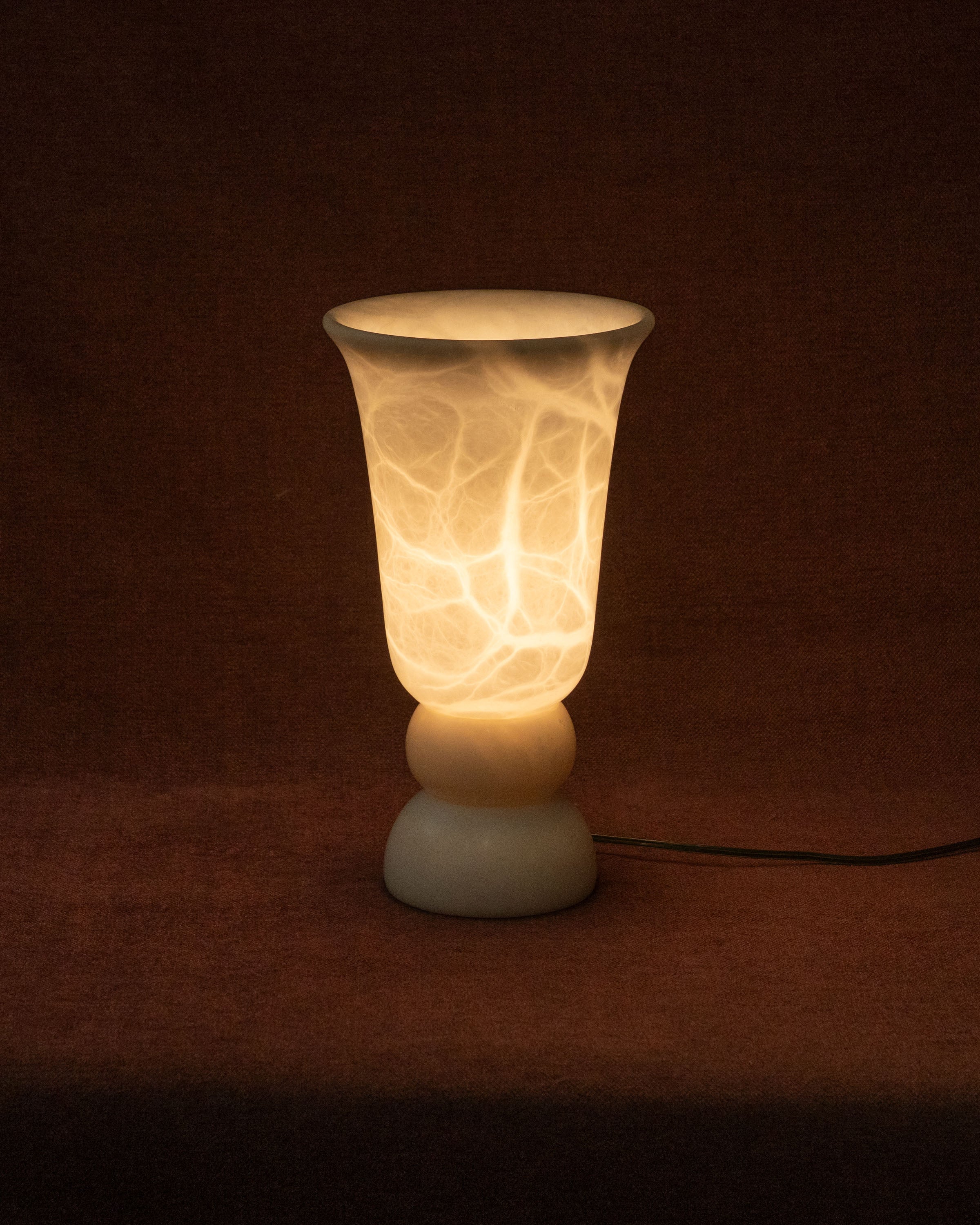 Lampe en albâtre sculpté