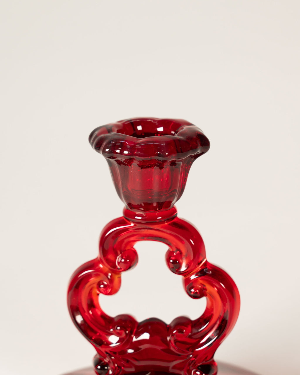 Paire de chandeliers en verre rubis