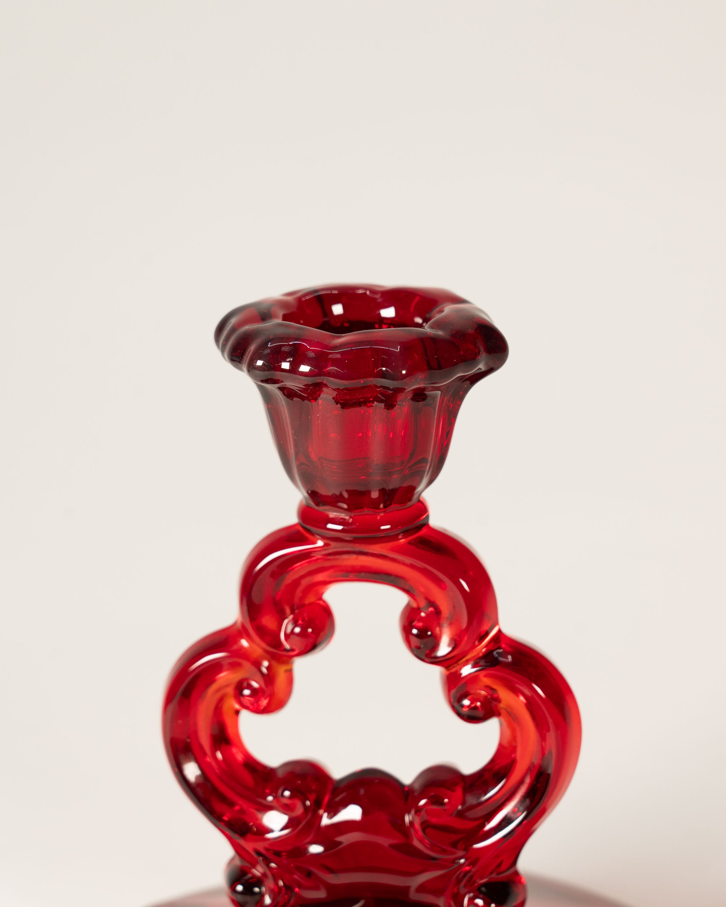 Paire de chandeliers en verre rubis