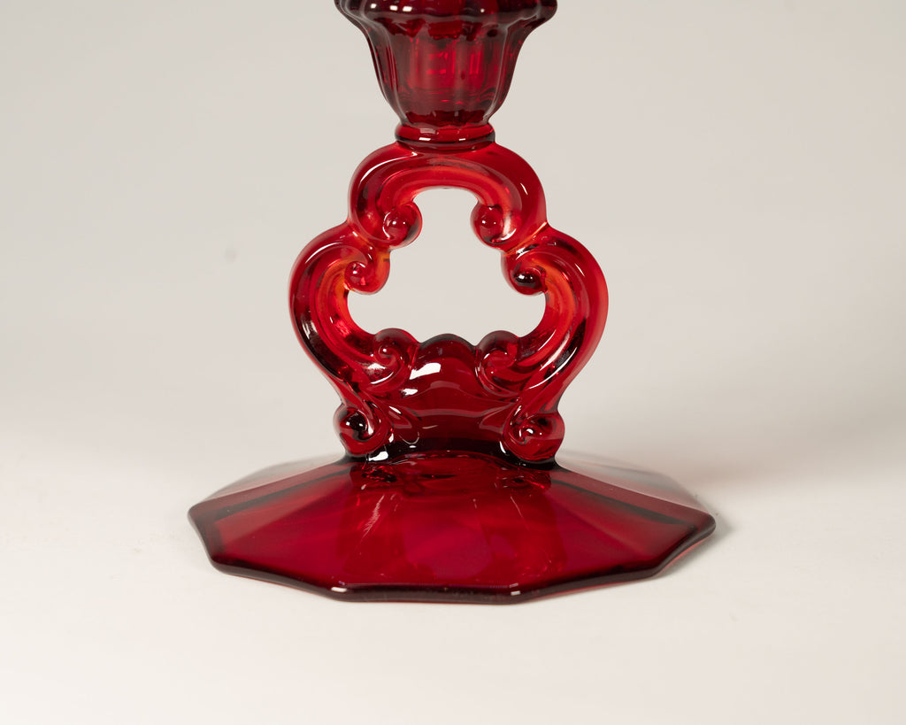 Paire de chandeliers en verre rubis