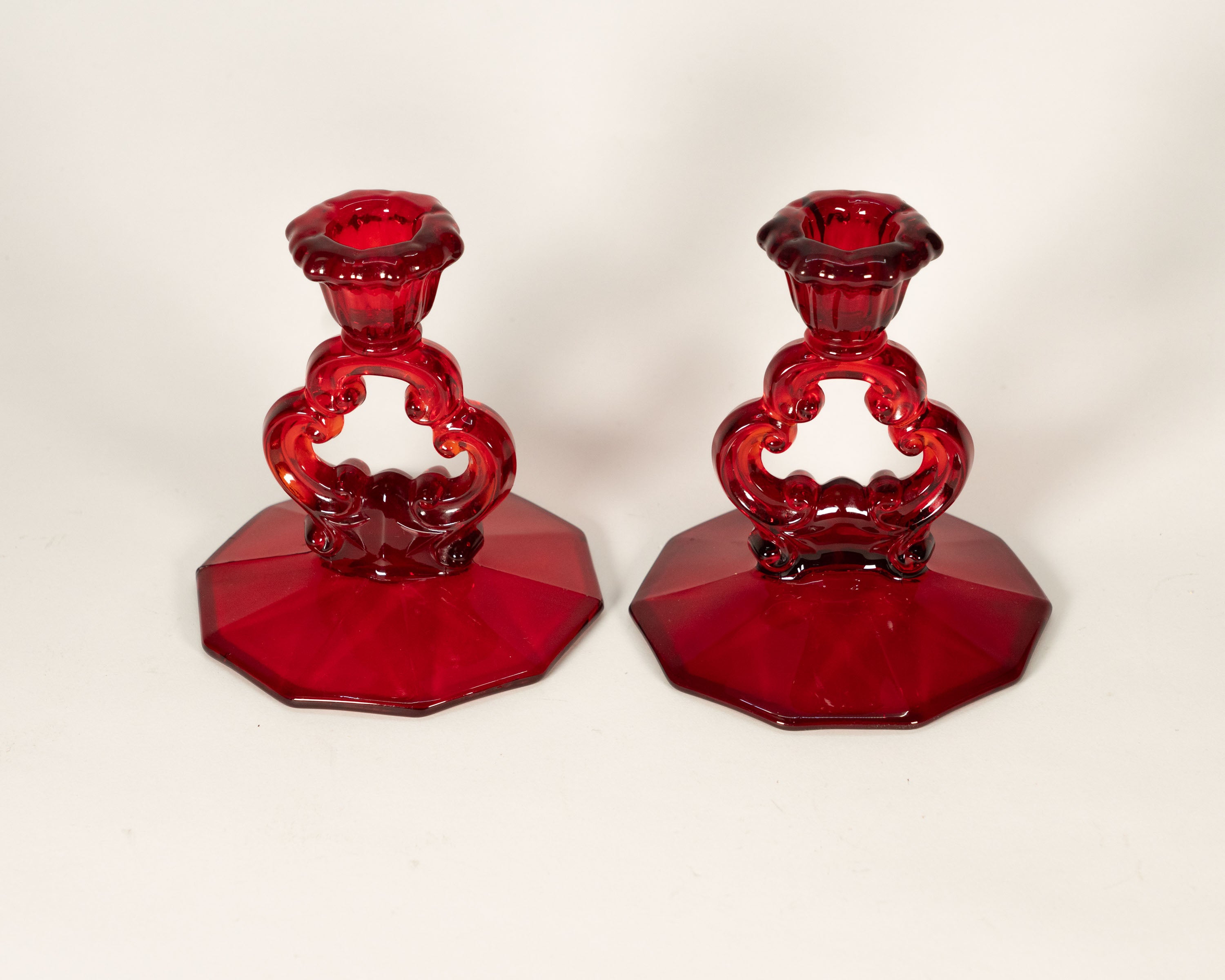 Paire de chandeliers en verre rubis