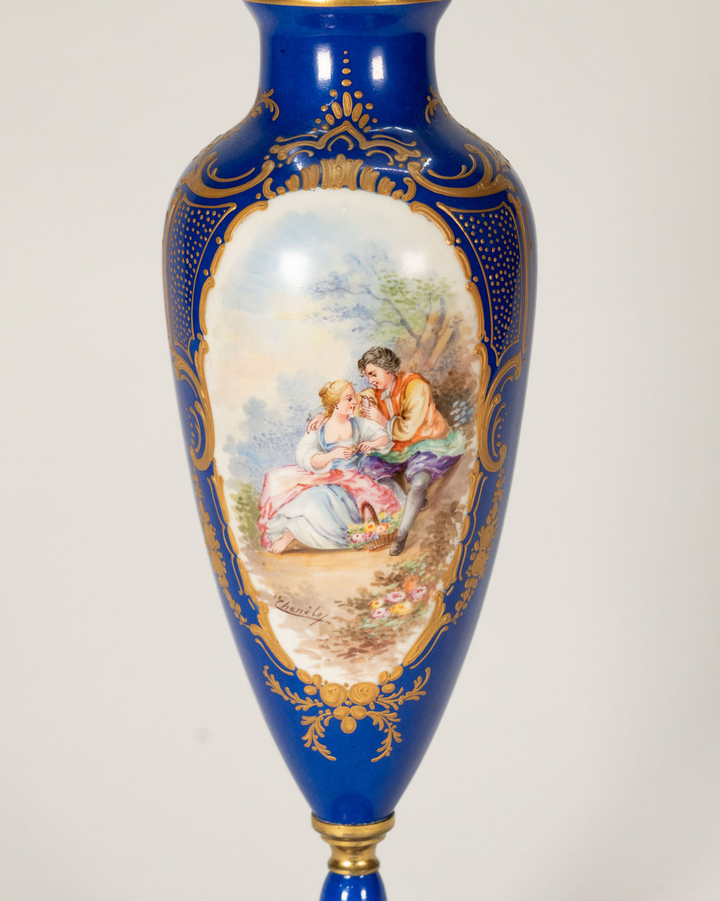 Urne en porcelaine peinte à main — France vers 1900
