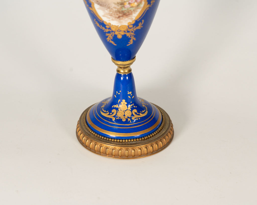 Urne en porcelaine peinte à main — France vers 1900