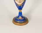 Urne en porcelaine peinte à main — France vers 1900