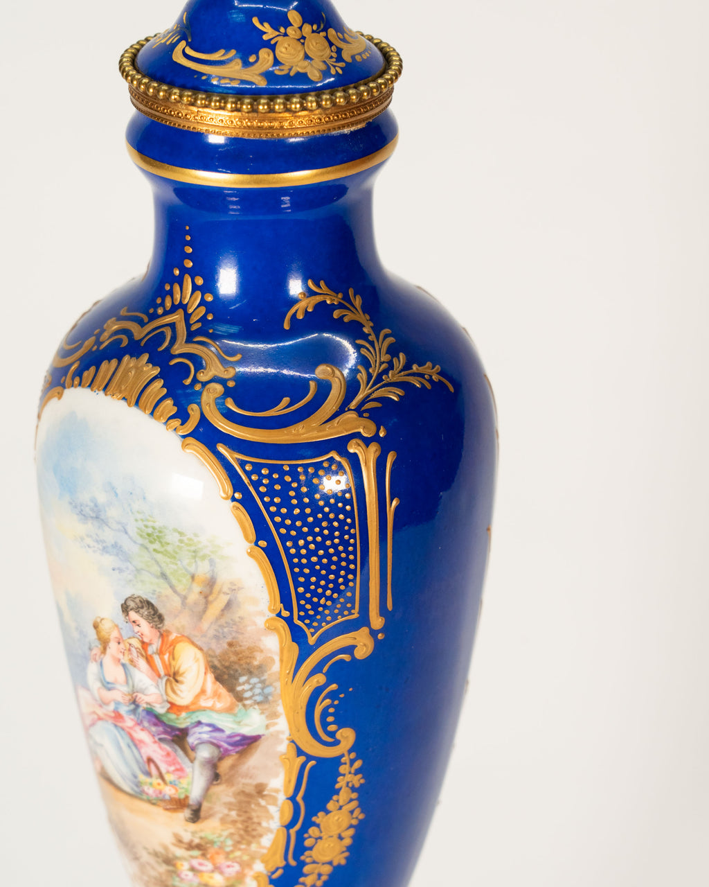 Urne en porcelaine peinte à main — France vers 1900