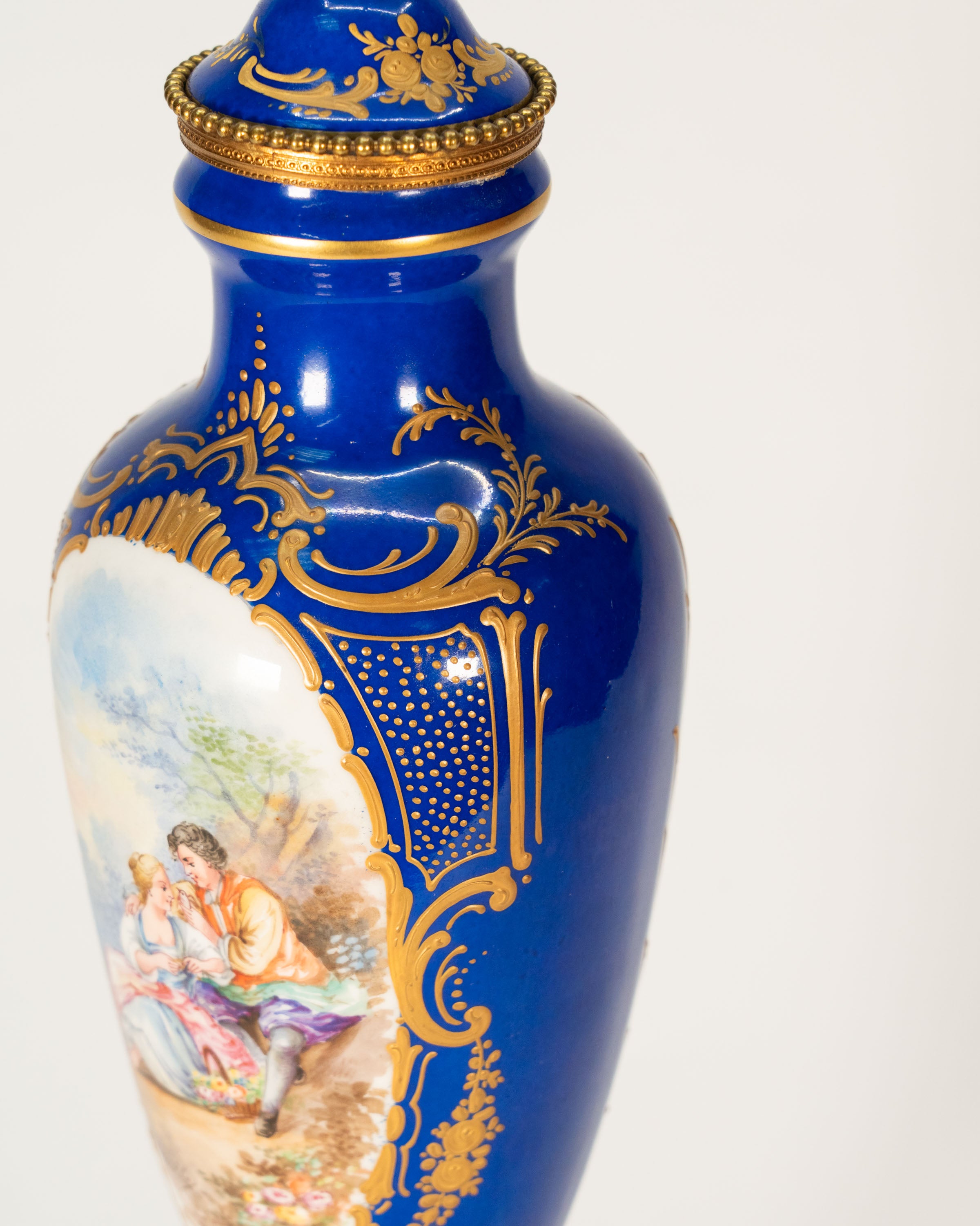 Urne en porcelaine  attribuée à Sèvres — France vers 1900