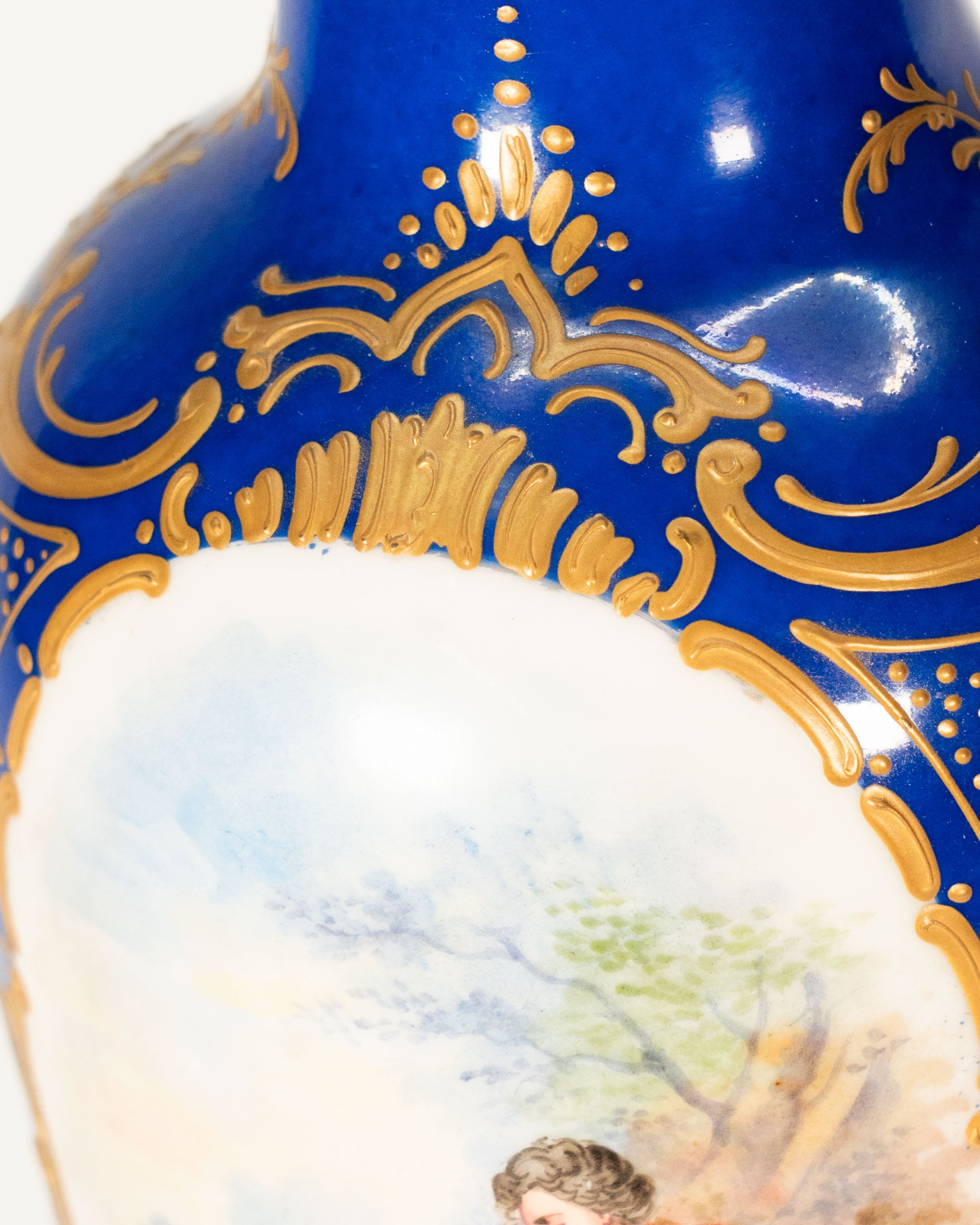 Urne en porcelaine  attribuée à Sèvres — France vers 1900