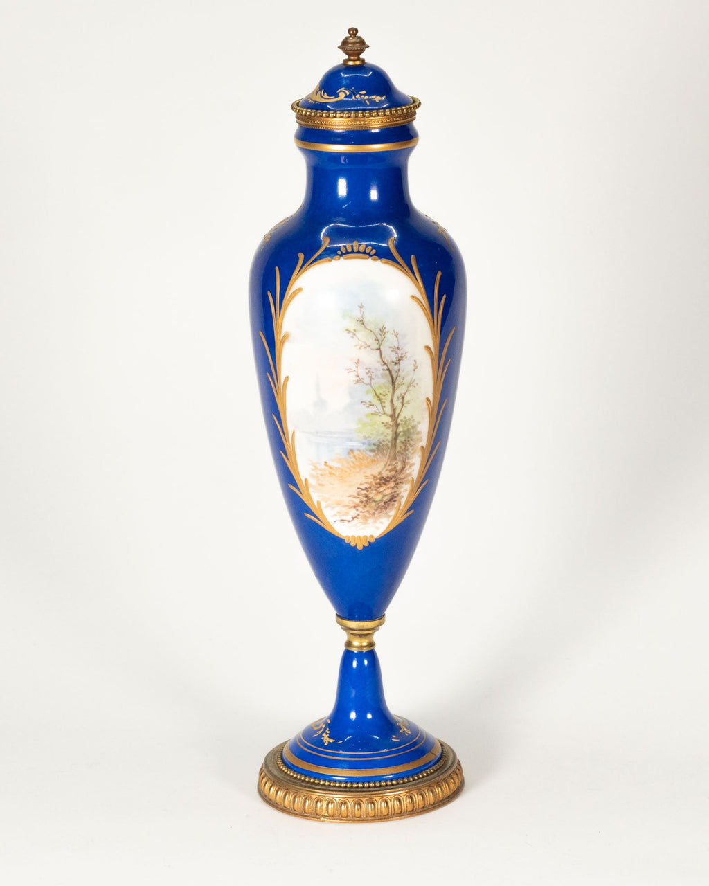 Urne en porcelaine peinte à main — France vers 1900