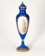 Urne en porcelaine peinte à main — France vers 1900