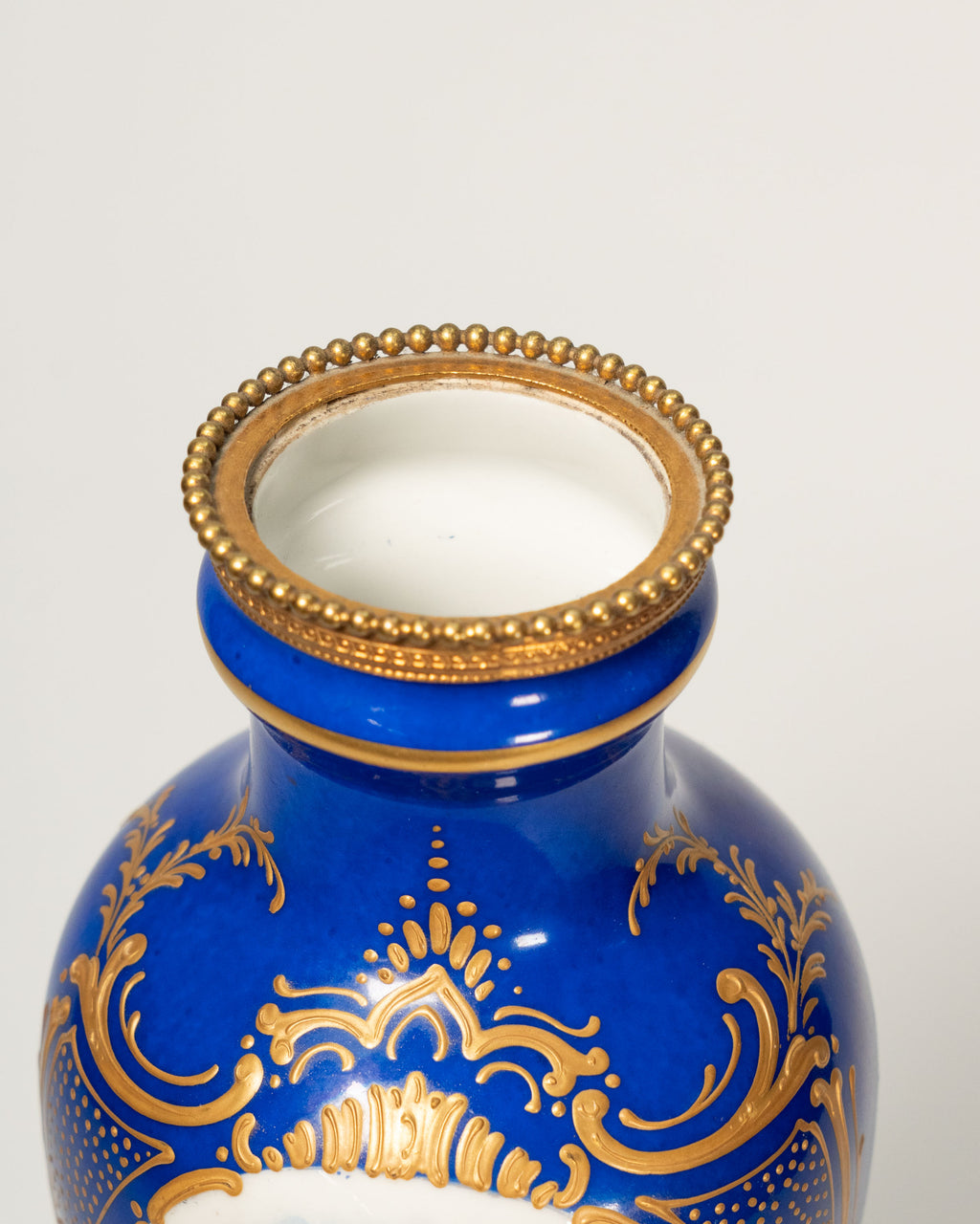 Urne en porcelaine peinte à main — France vers 1900