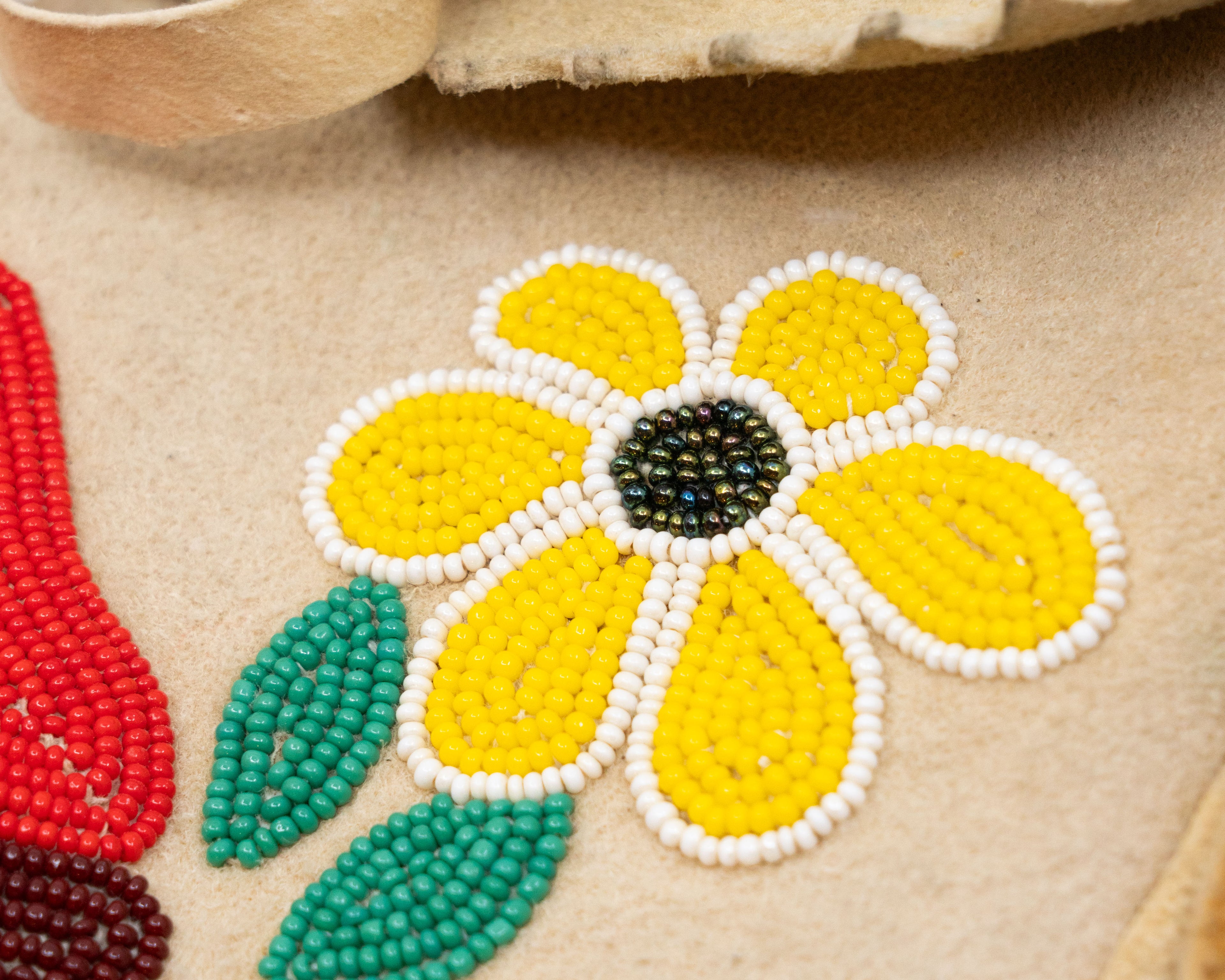 Caribou hide and glass bead bag – Attributed to Elizabeth Jacob, Webequie First Nation