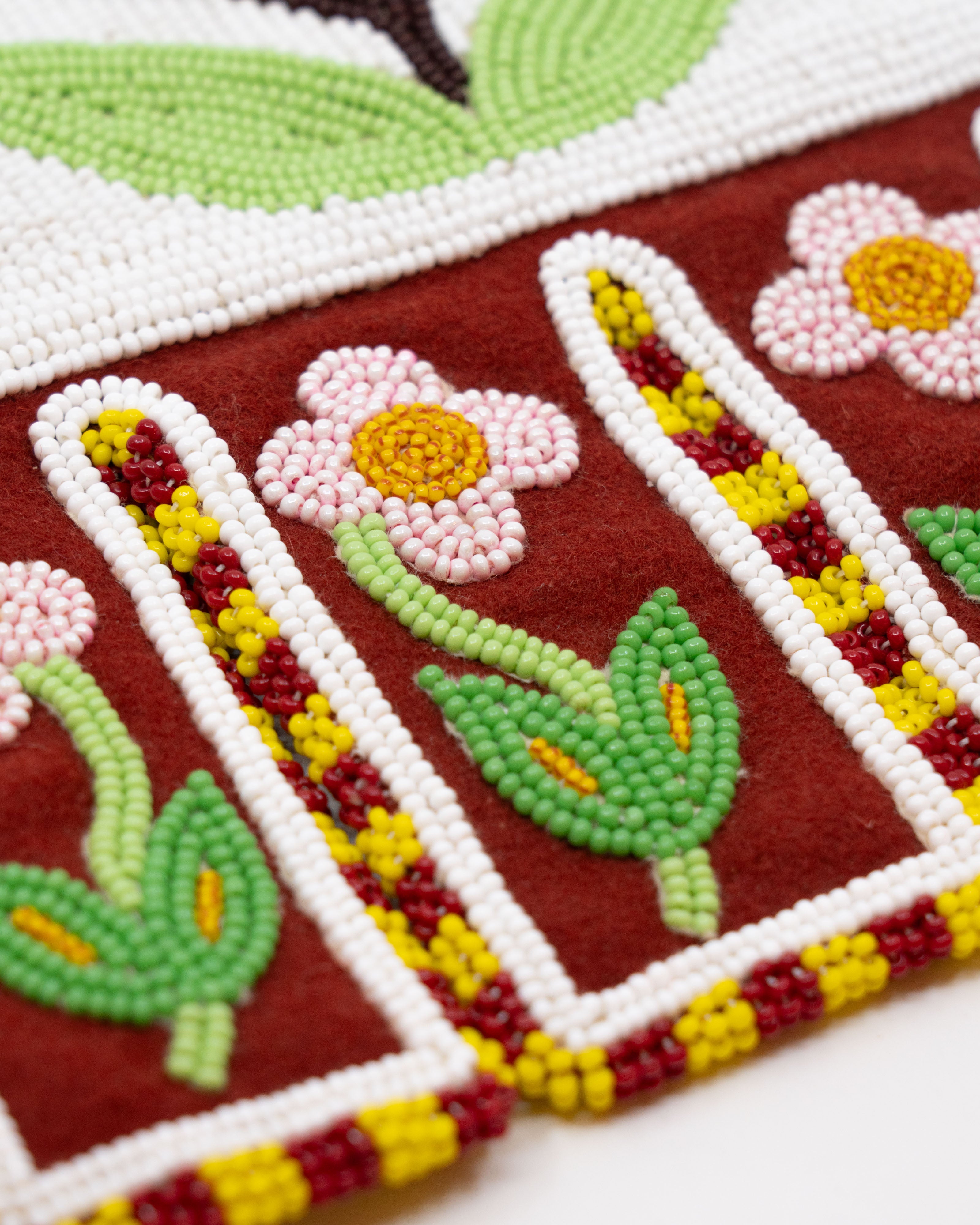 Floral octopus bag in caribou hide and glass beads – Attributed to Elizabeth Jacob, Webequie First Nation