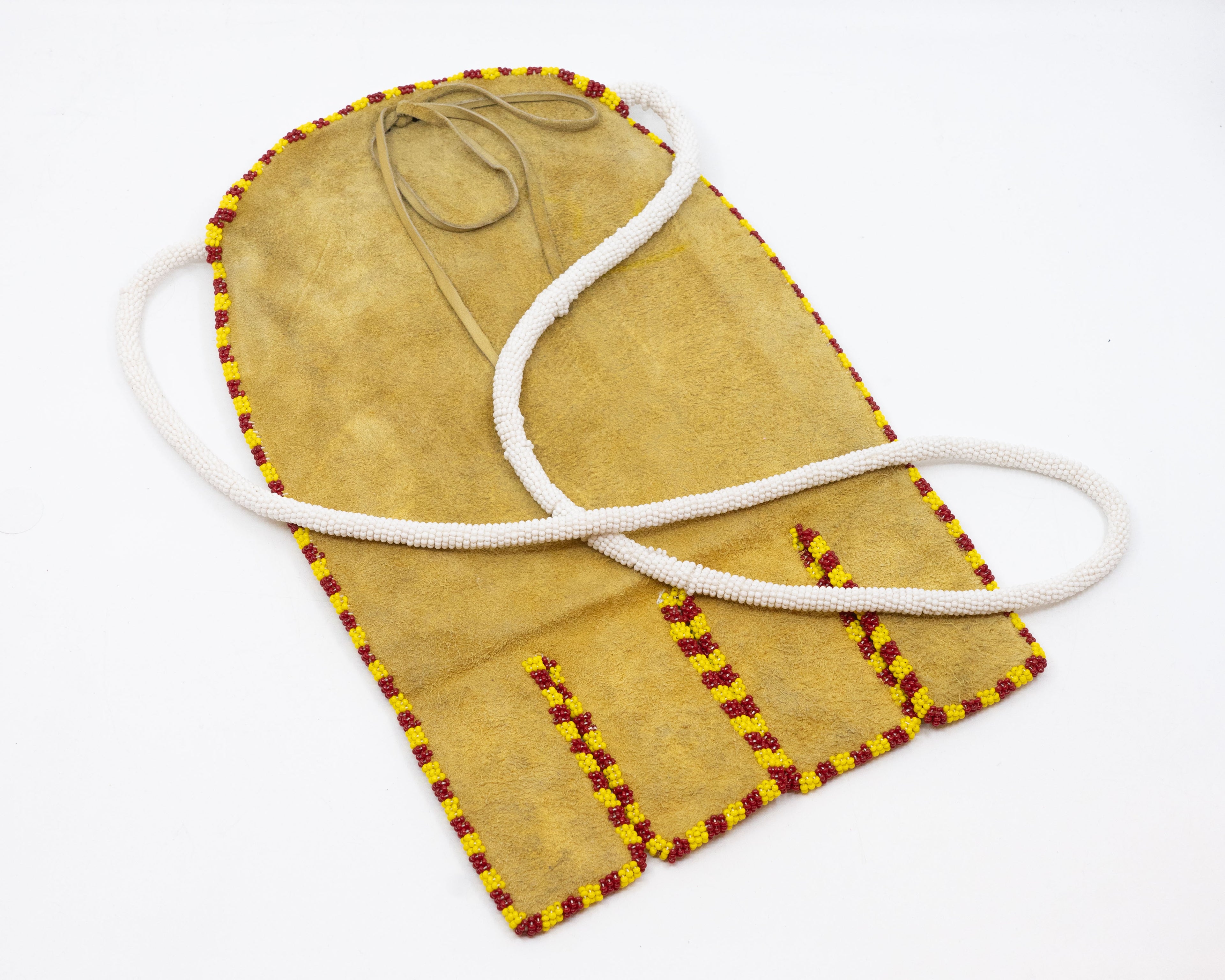 Floral octopus bag in caribou hide and glass beads – Attributed to Elizabeth Jacob, Webequie First Nation