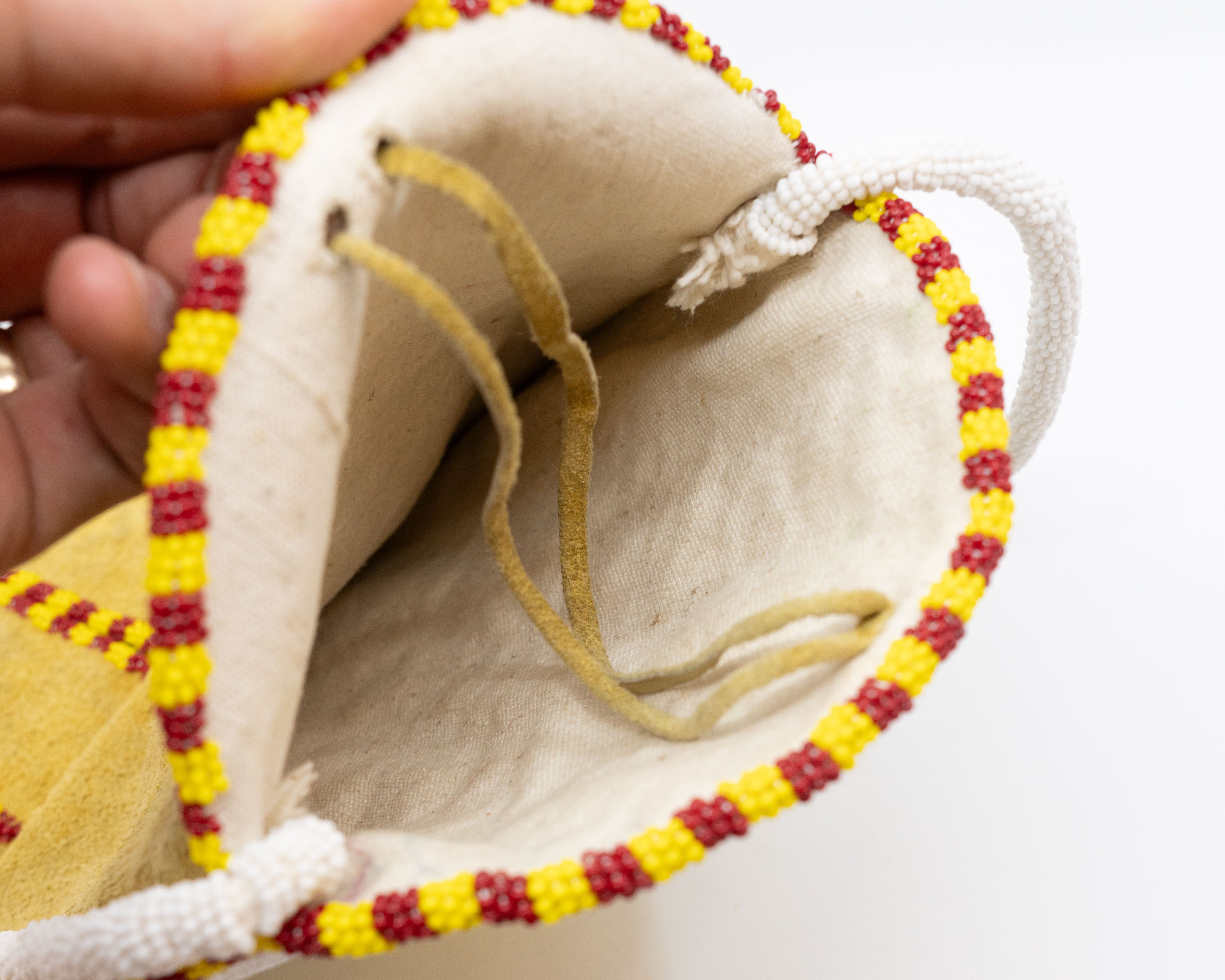 Floral octopus bag in caribou hide and glass beads – Attributed to Elizabeth Jacob, Webequie First Nation