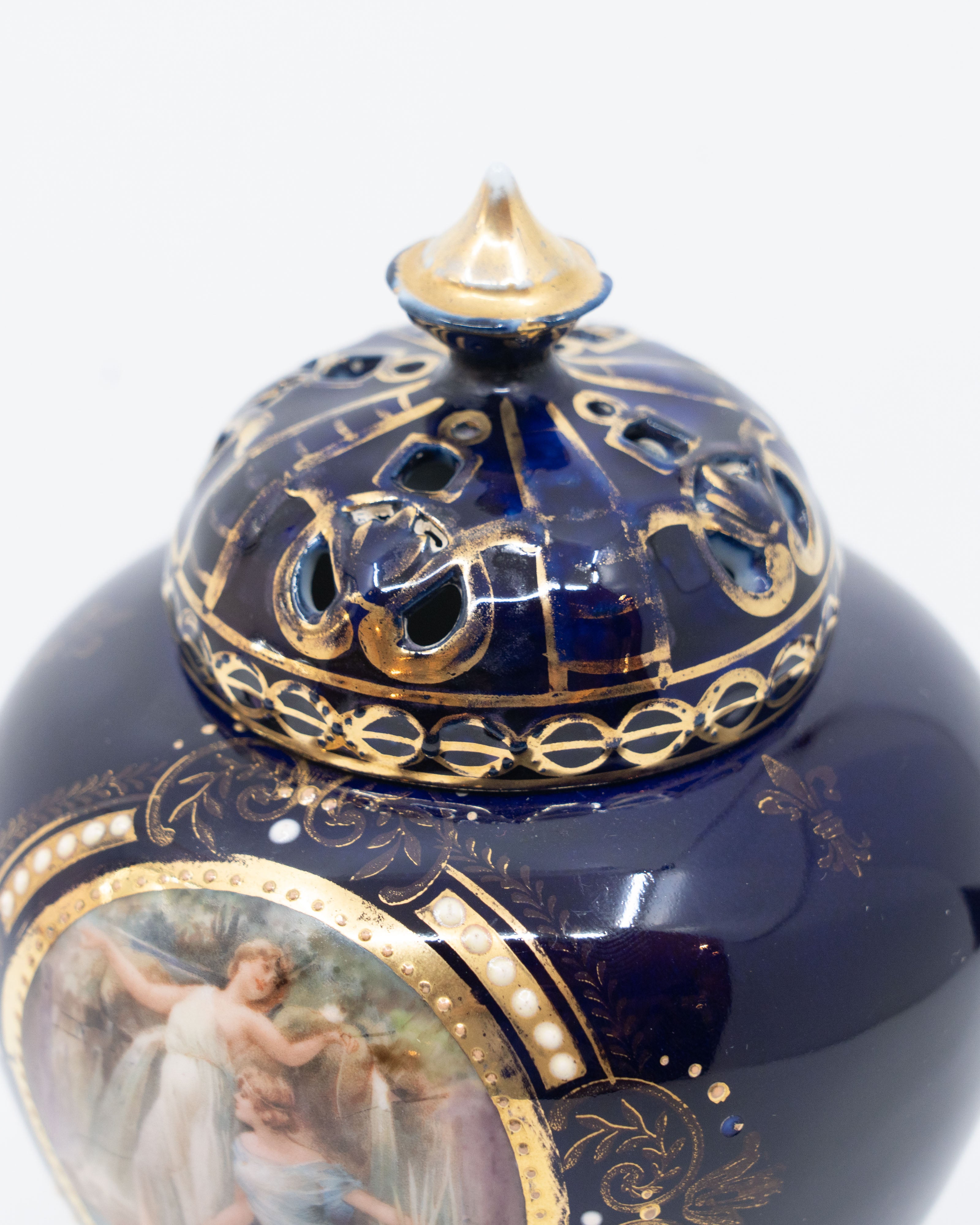 Petite urne en porcelaine Royal Vienna peinte à la main – Autriche