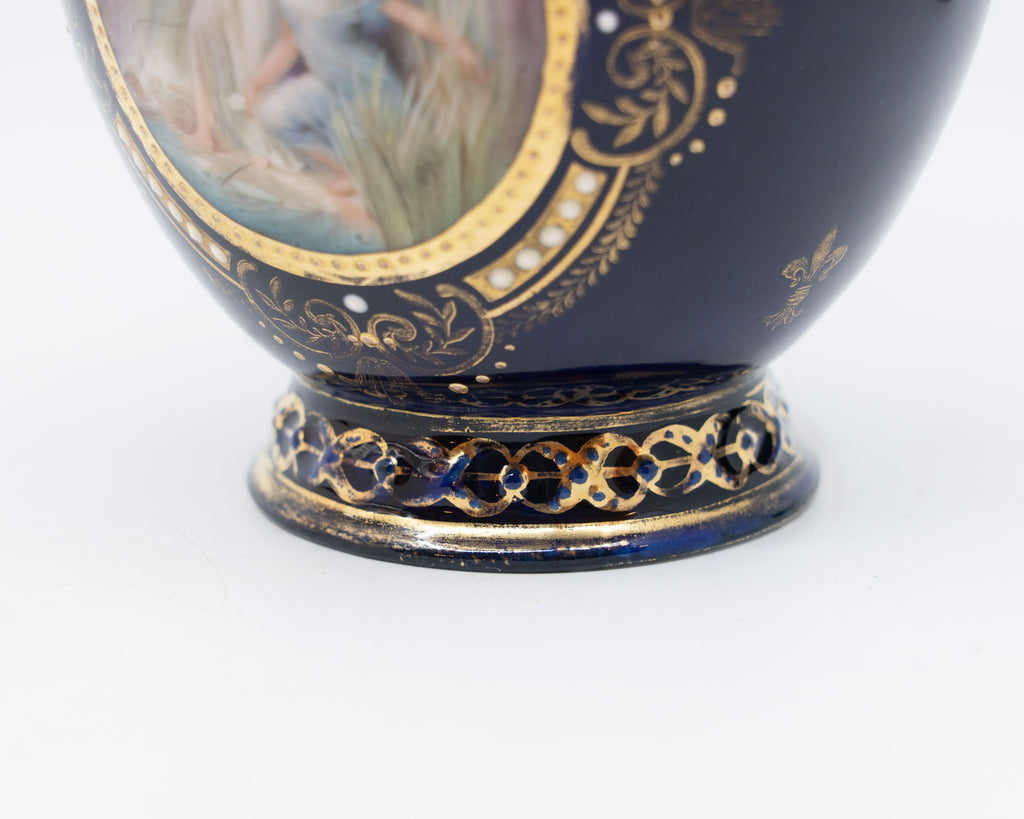 Small hand-painted Royal Vienna porcelain urn - Austria
