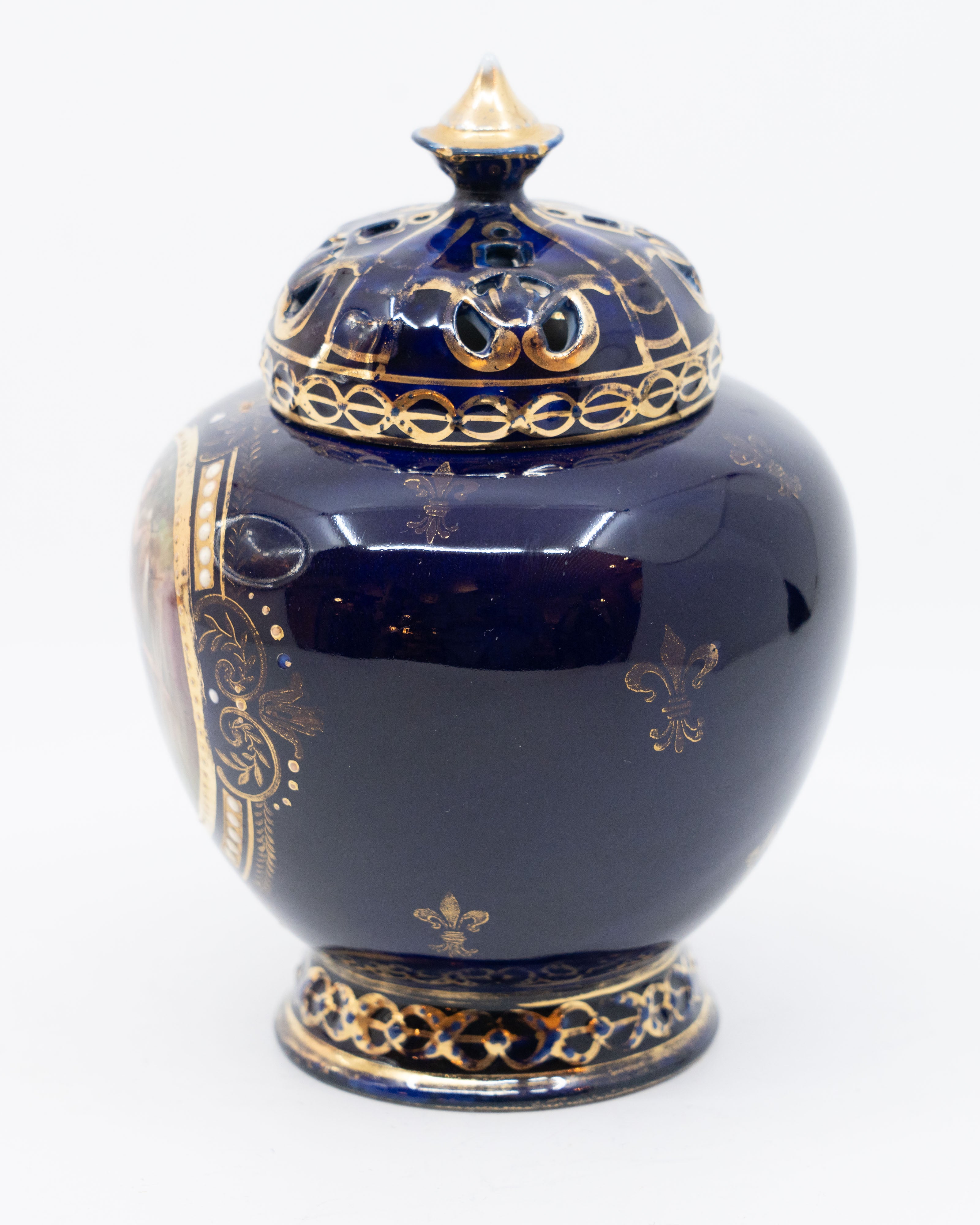 Petite urne en porcelaine Royal Vienna peinte à la main – Autriche