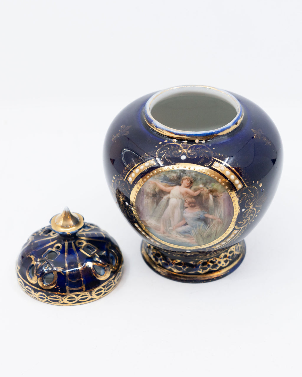 Small hand-painted Royal Vienna porcelain urn - Austria