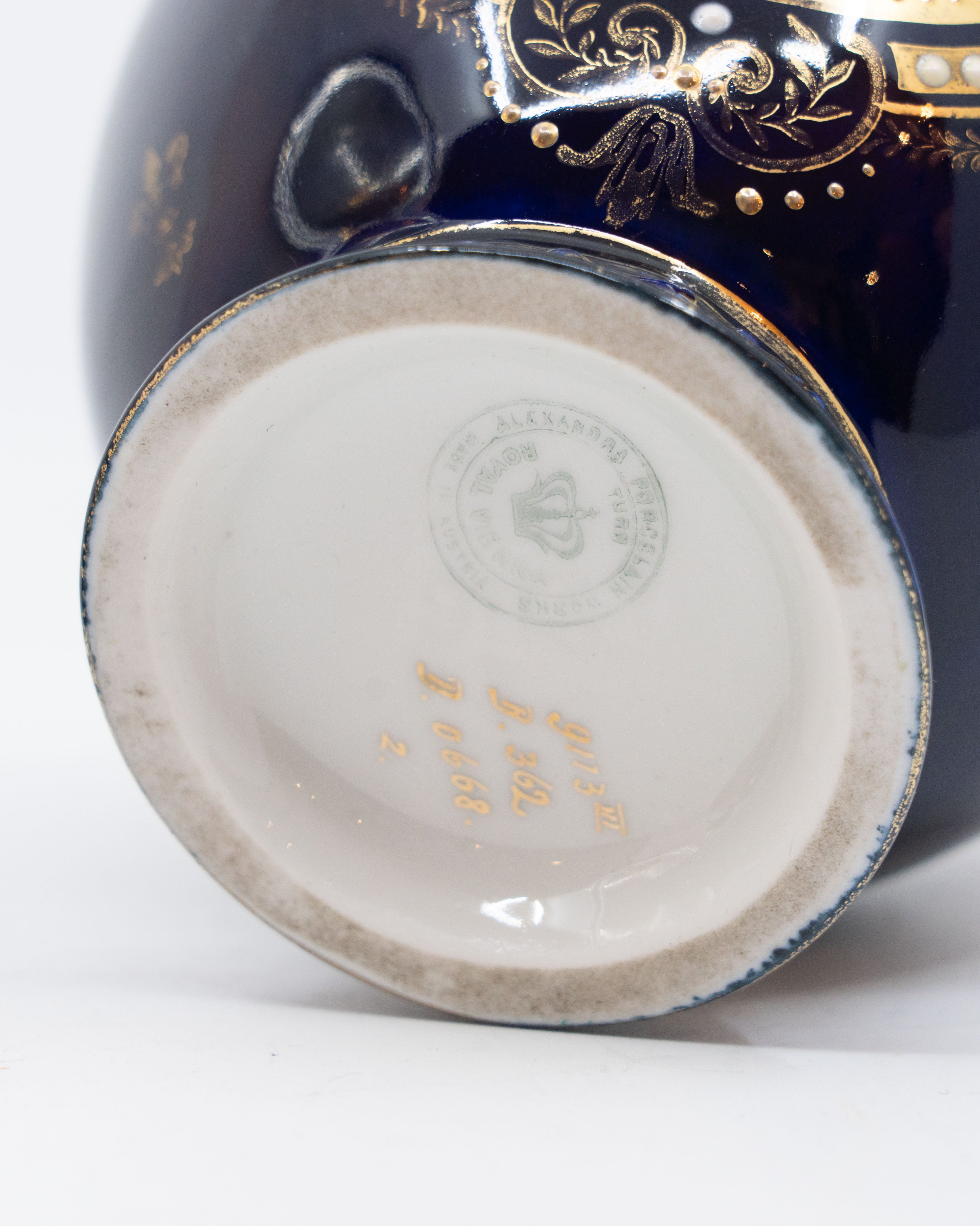 Small hand-painted Royal Vienna porcelain urn - Austria