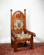 Fauteuil en noyer sculpté — Blason au lion, style gothique