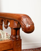 Fauteuil en noyer sculpté — Blason au lion, style gothique