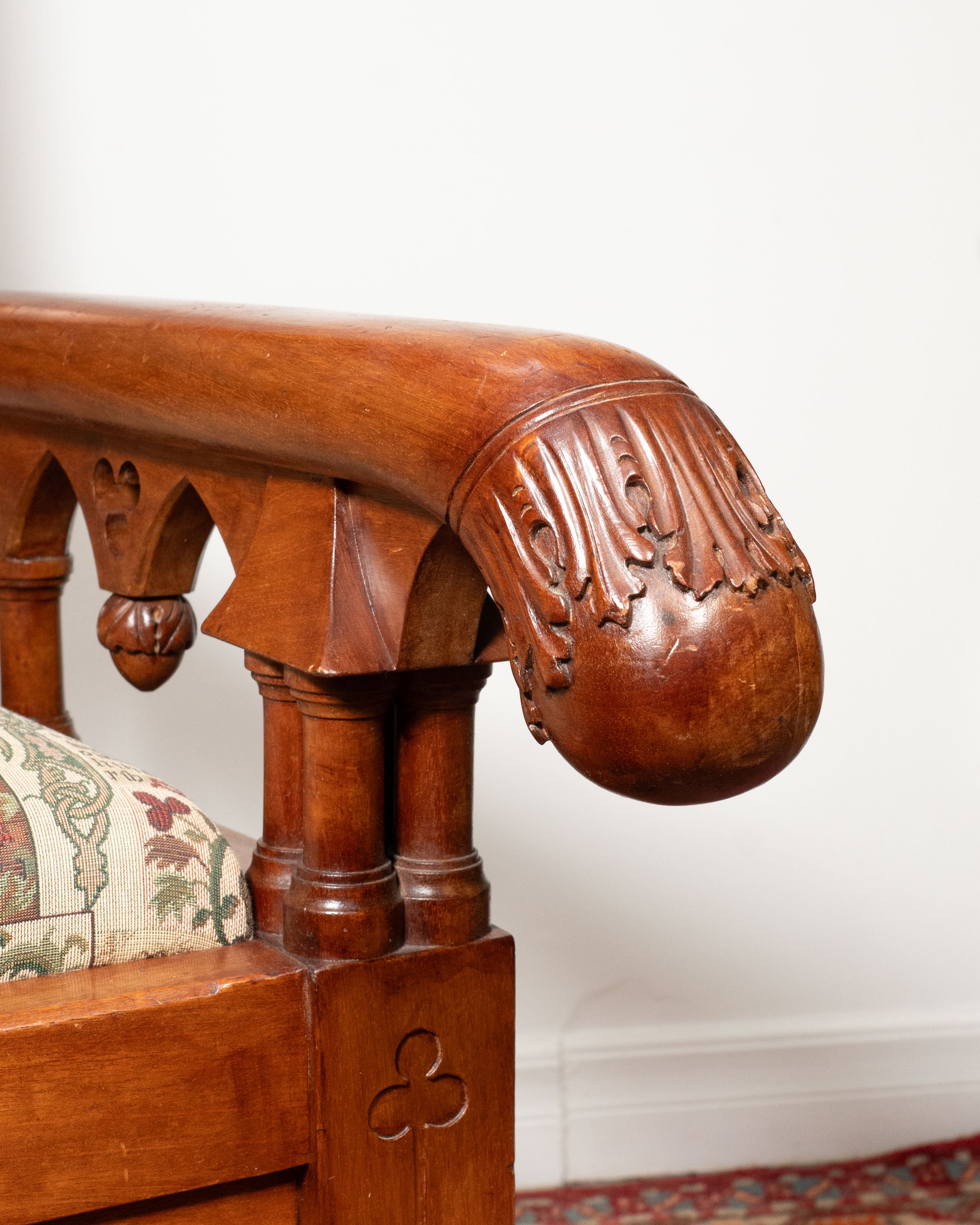 Fauteuil en noyer sculpté — Blason au lion, motifs gothiques