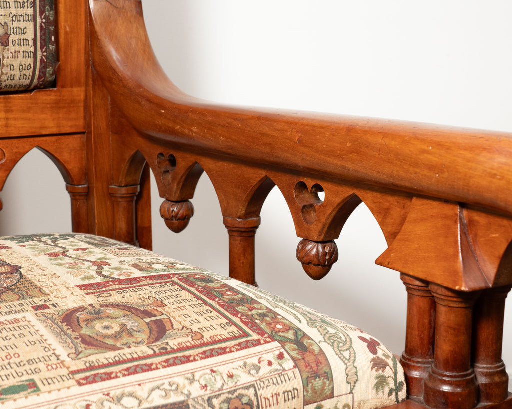Fauteuil en noyer sculpté — Blason au lion, style gothique