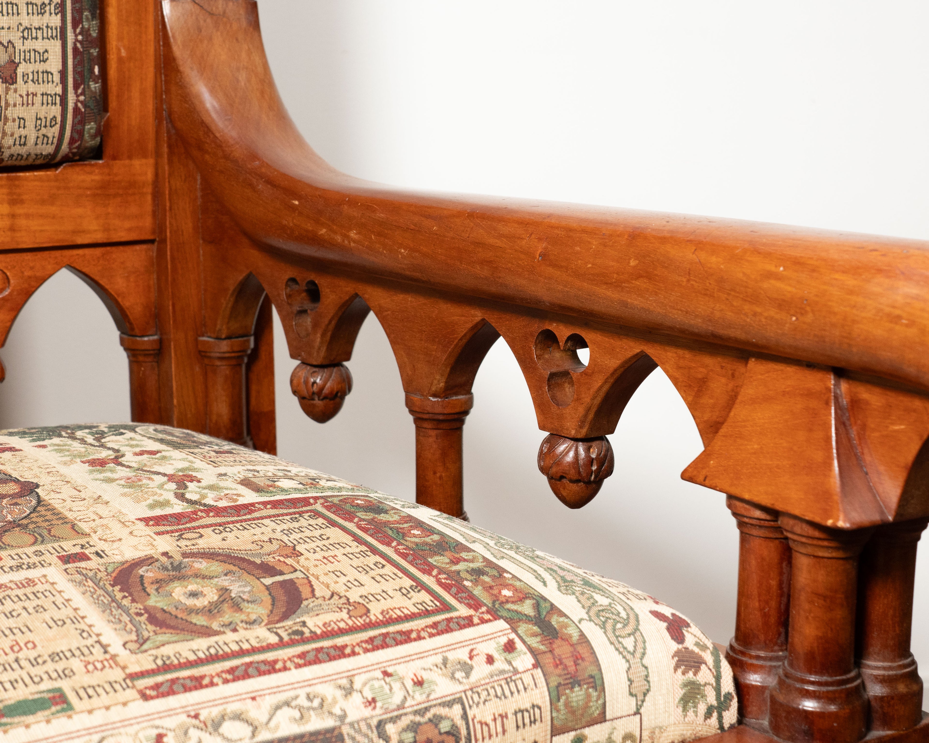 Fauteuil en noyer sculpté — Blason au lion, motifs gothiques