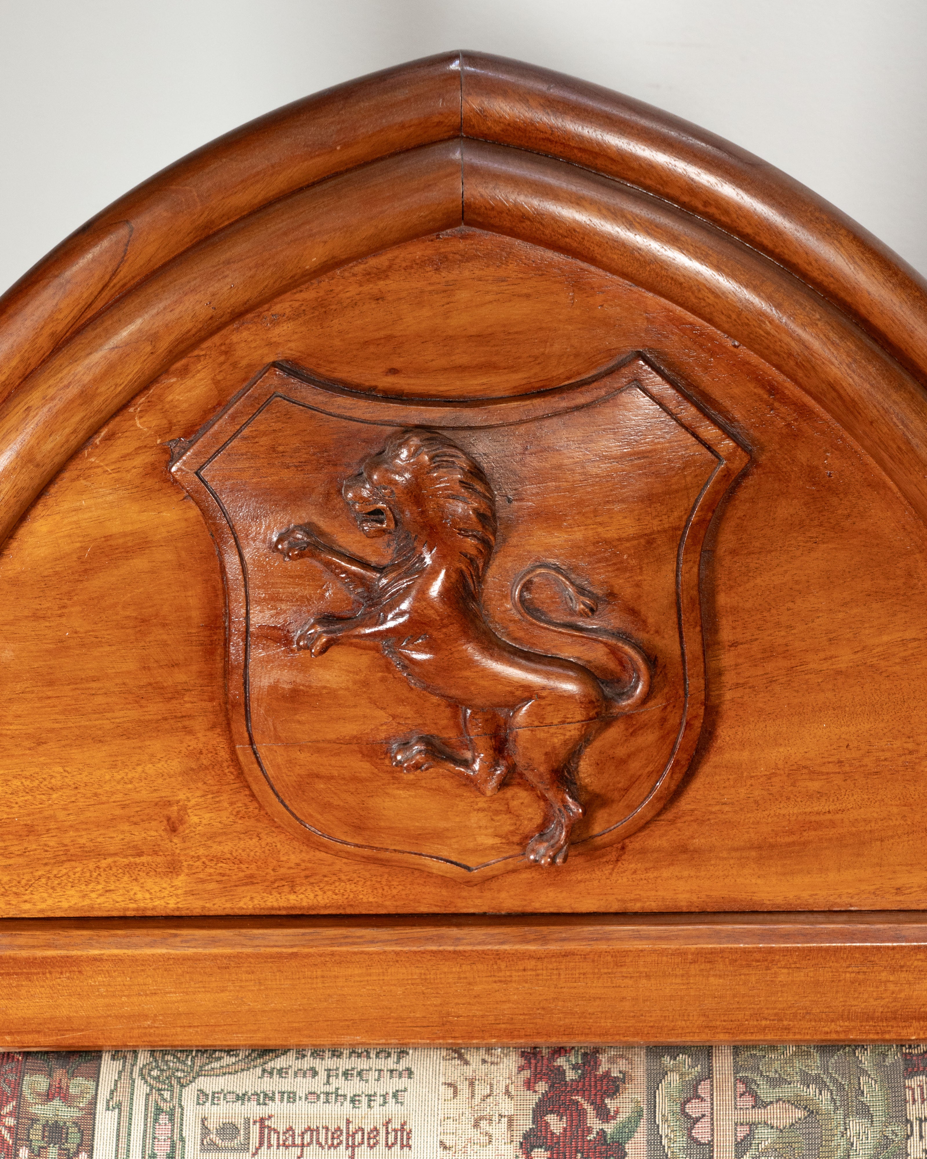 Fauteuil en noyer sculpté — Blason au lion, motifs gothiques