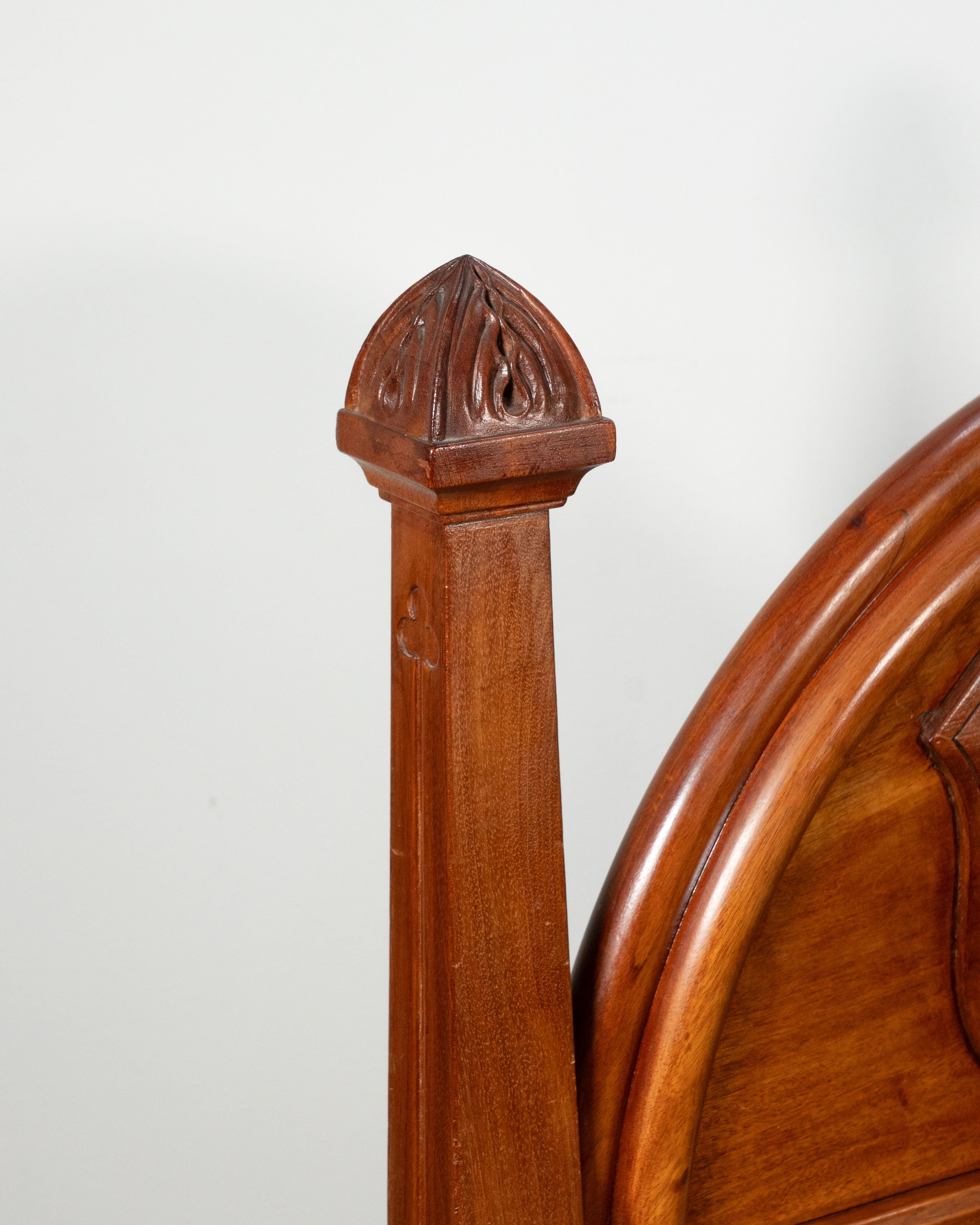 Fauteuil en noyer sculpté — Blason au lion, motifs gothiques
