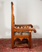 Fauteuil en noyer sculpté — Blason au lion, style gothique