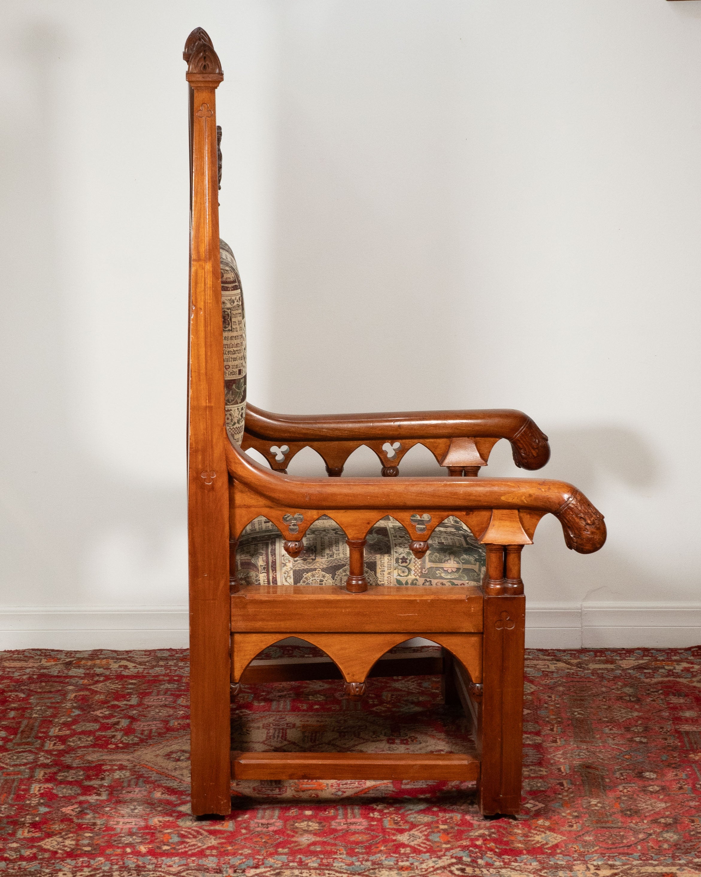 Fauteuil en noyer sculpté — Blason au lion, style gothique
