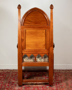 Fauteuil en noyer sculpté — Blason au lion, style gothique