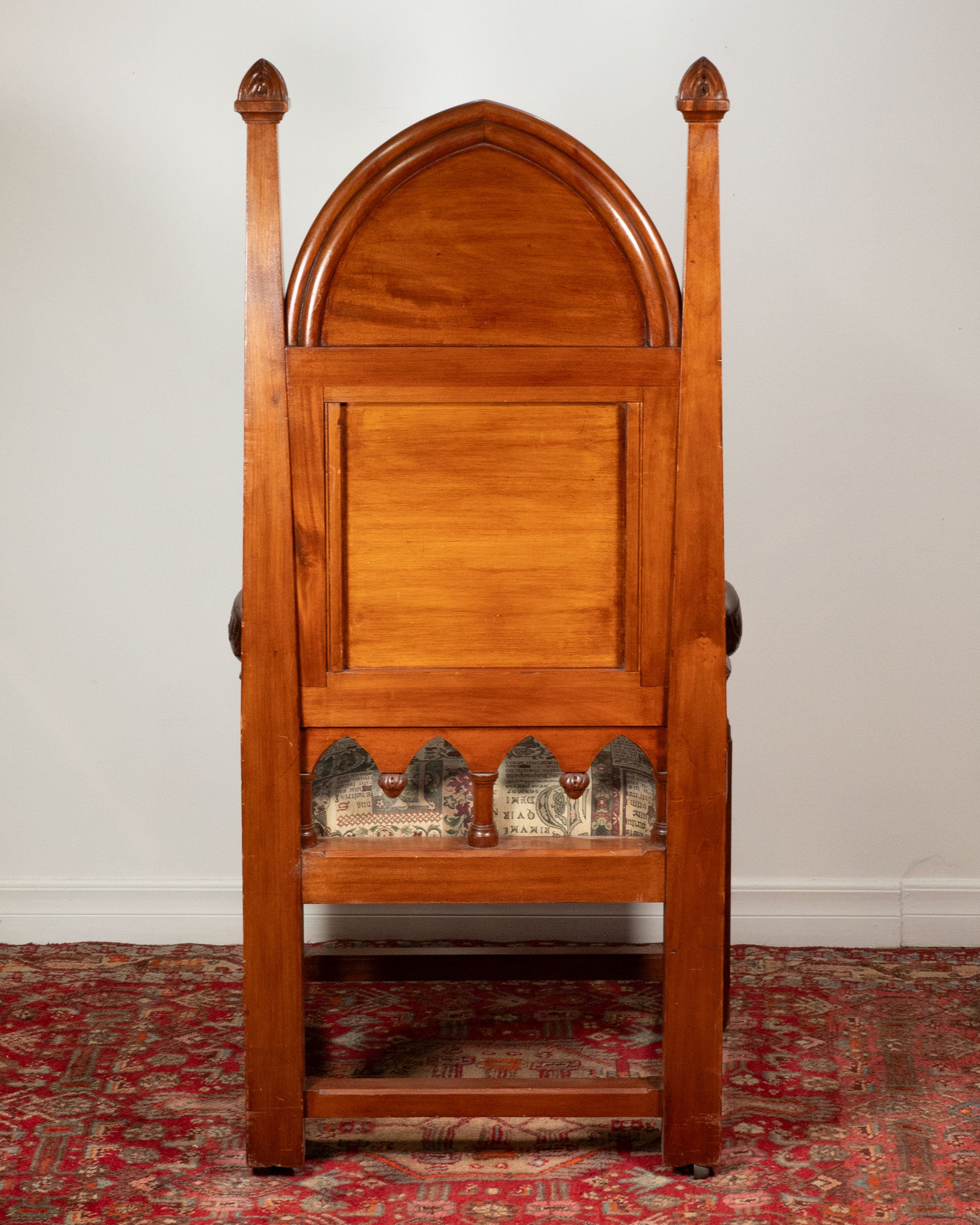 Fauteuil en noyer sculpté — Blason au lion, style gothique