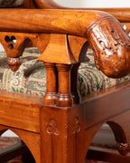 Fauteuil en noyer sculpté — Blason au lion, style gothique