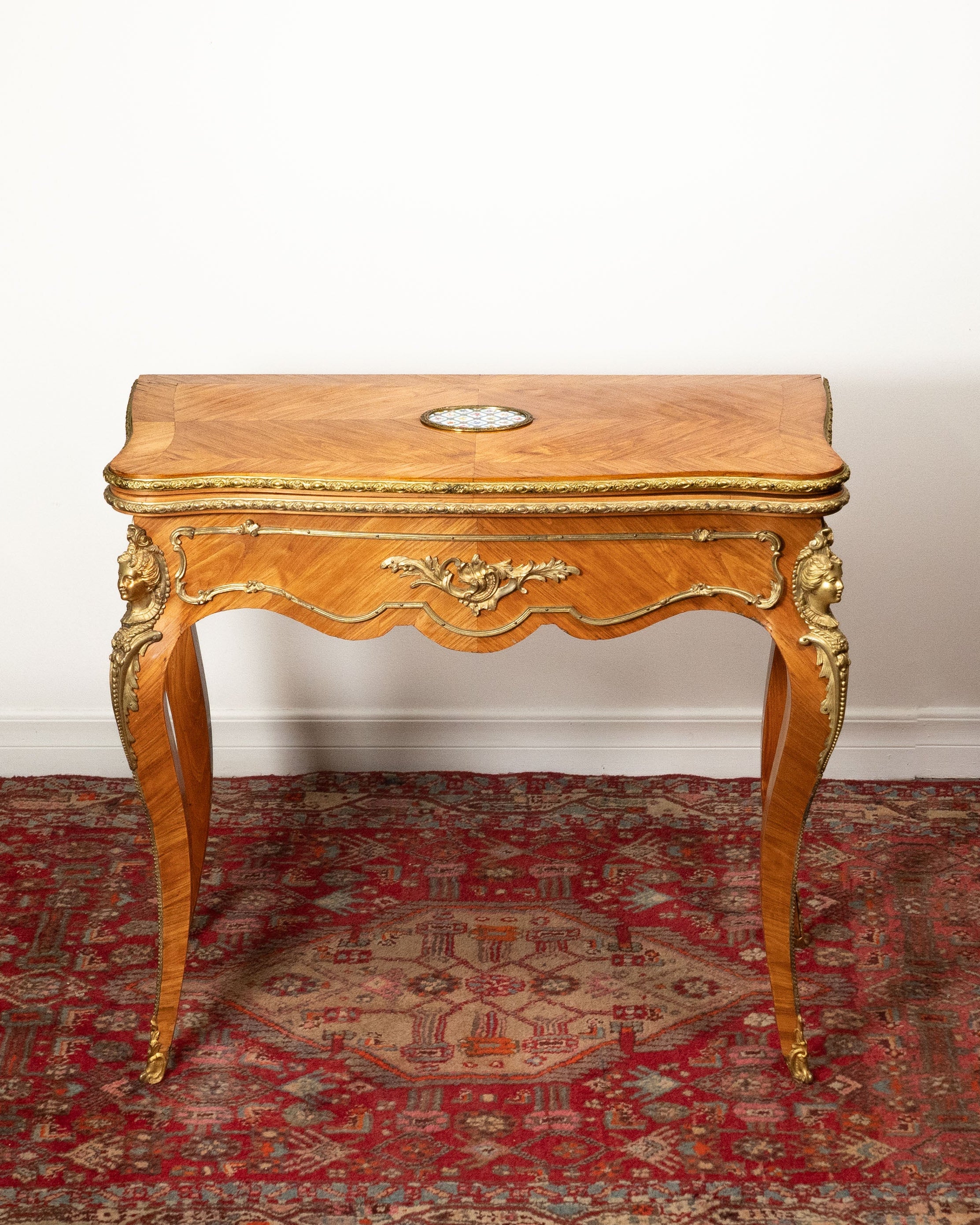 Table à cartes Louis XV en citronnier et médaillon de porcelaine