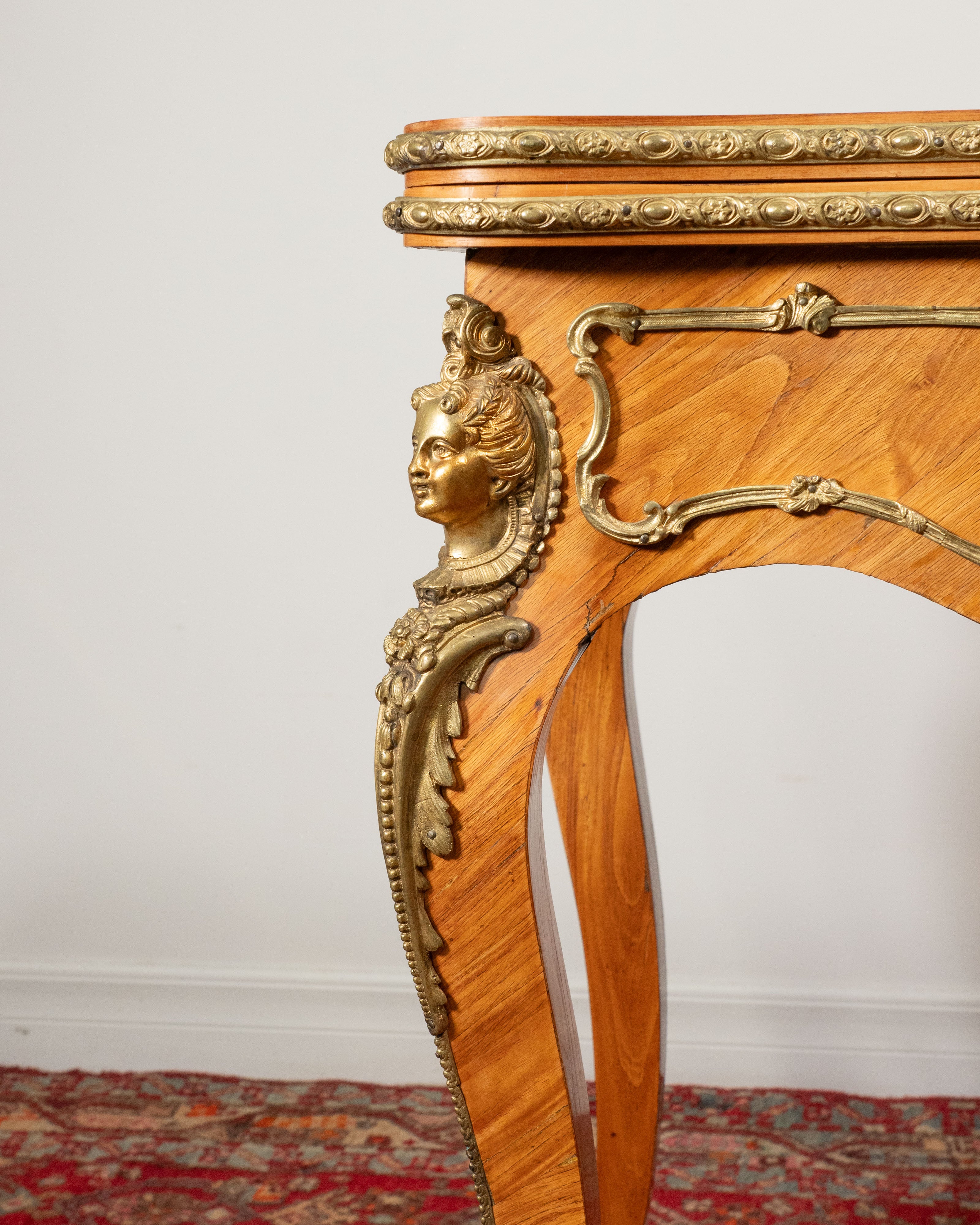 Table à cartes Louis XV en citronnier et médaillon de porcelaine