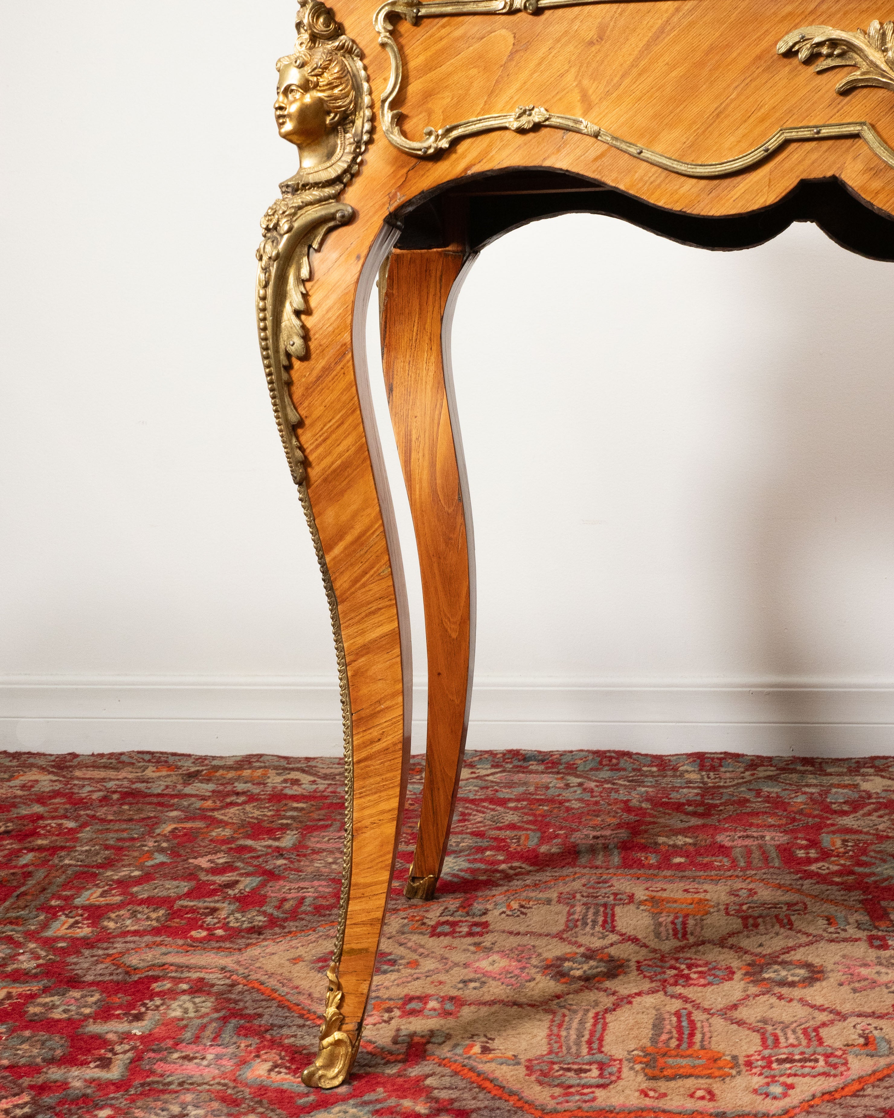 Table à cartes Louis XV en citronnier et médaillon de porcelaine