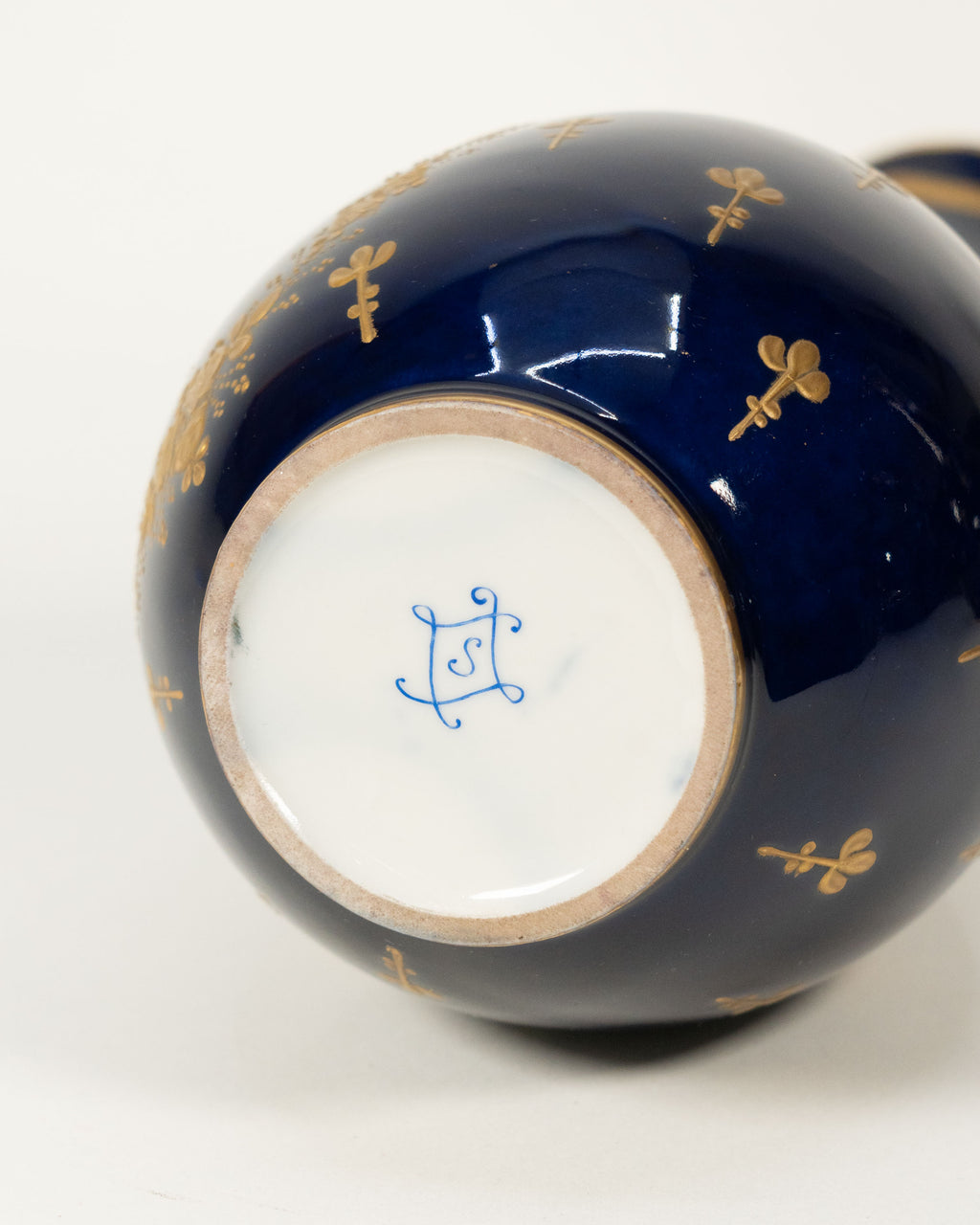 Paire de vases français dans l'esprit de Sèvres