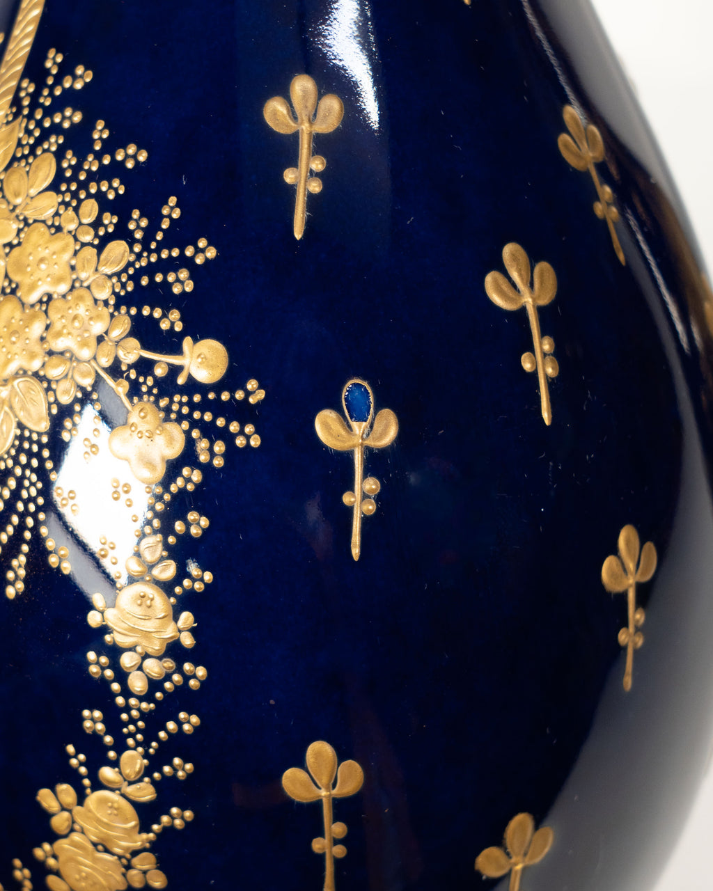Paire de vases français dans l'esprit de Sèvres