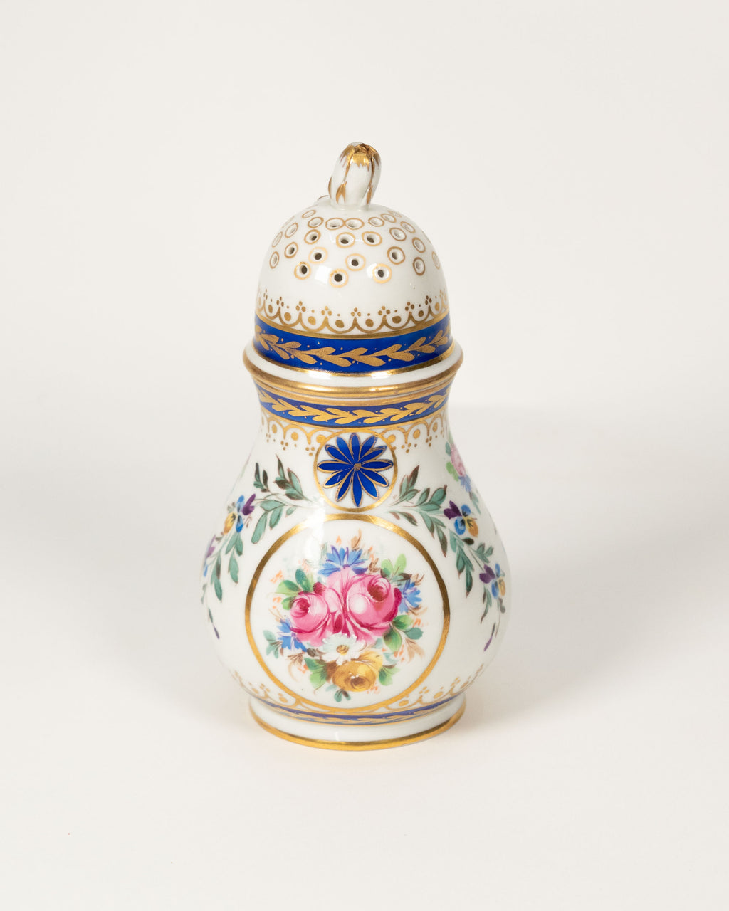 Saupoudreuse en porcelaine dans l'esprit de Sèvres