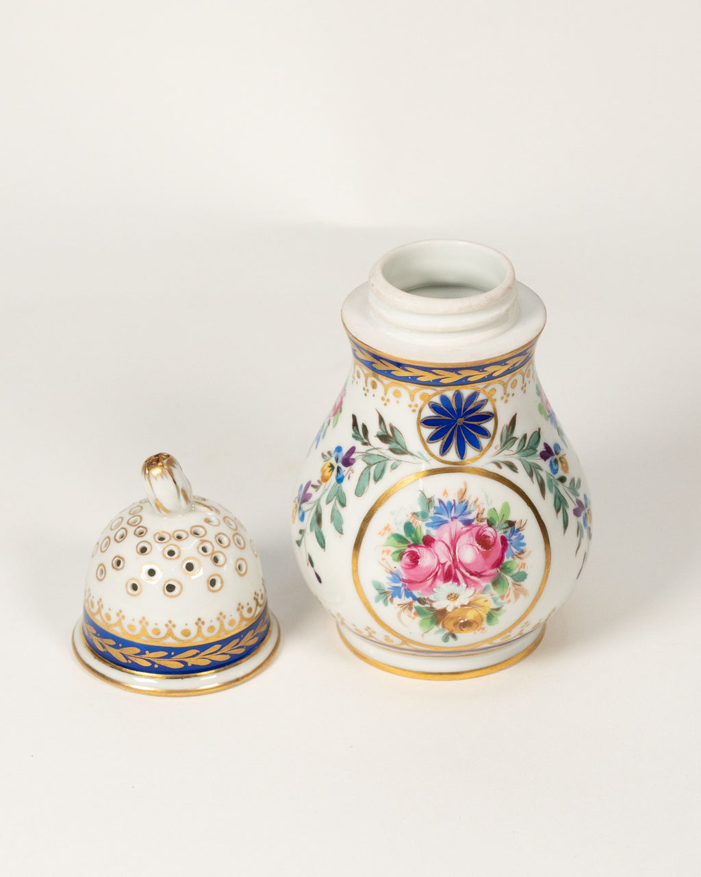 Saupoudreuse en porcelaine dans l'esprit de Sèvres