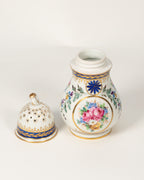 Saupoudreuse en porcelaine dans l'esprit de Sèvres