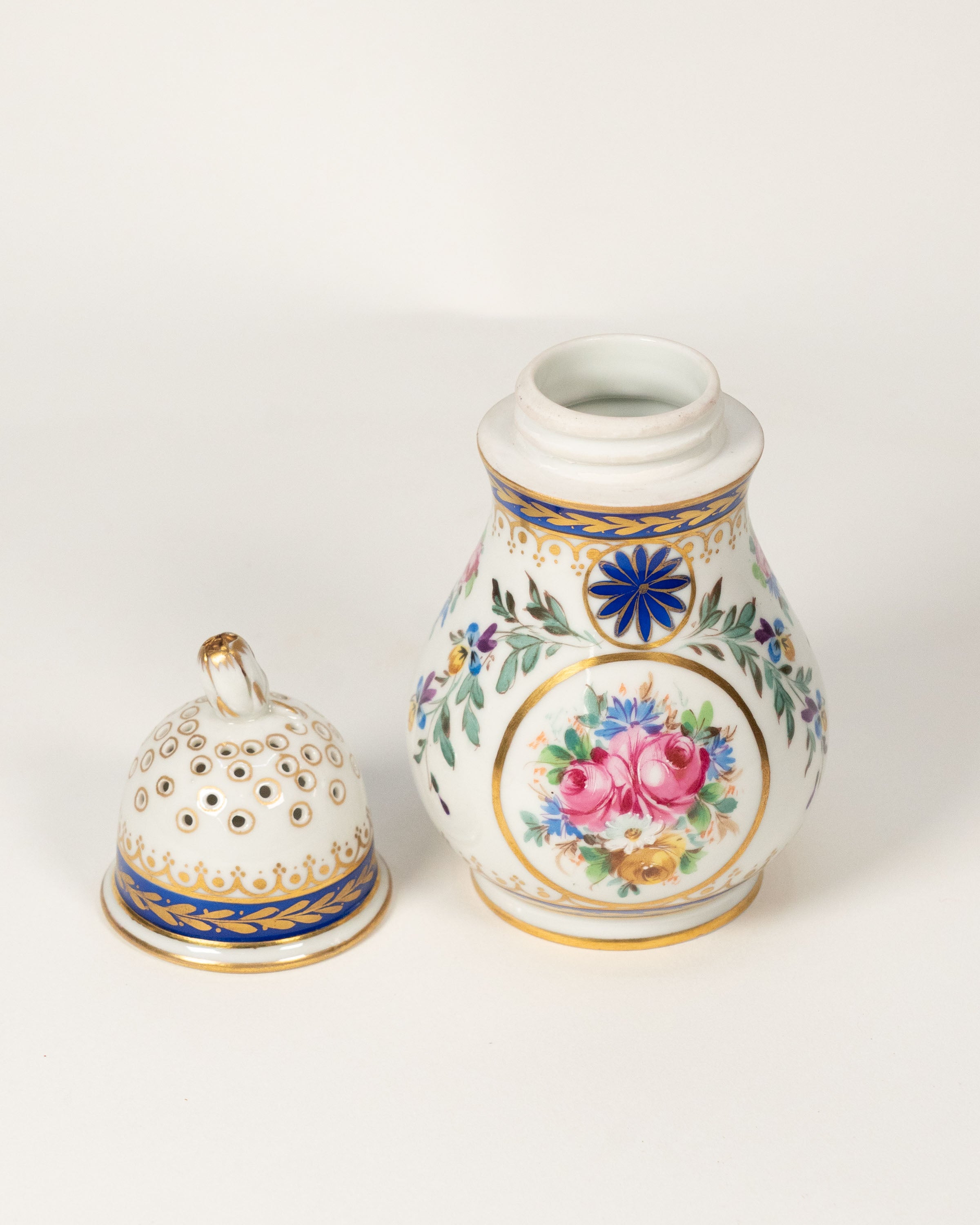 Saupoudreuse en porcelaine dans l'esprit de Sèvres