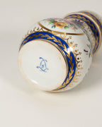 Saupoudreuse en porcelaine dans l'esprit de Sèvres