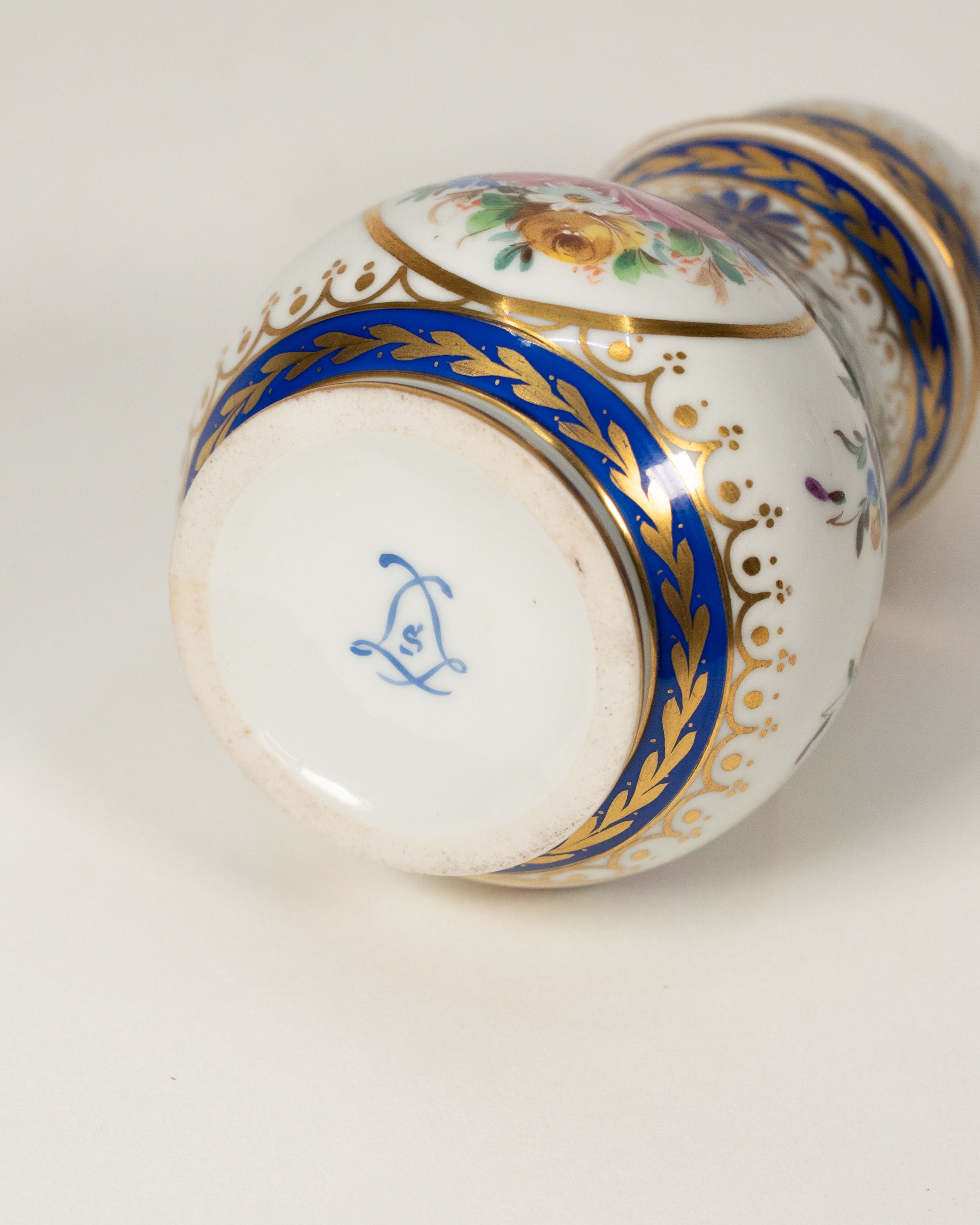 Saupoudreuse en porcelaine dans l'esprit de Sèvres